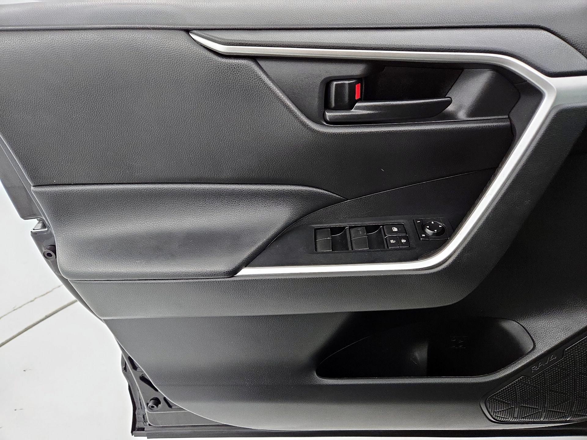 Thumbnail: 2020 Toyota RAV4 - 12