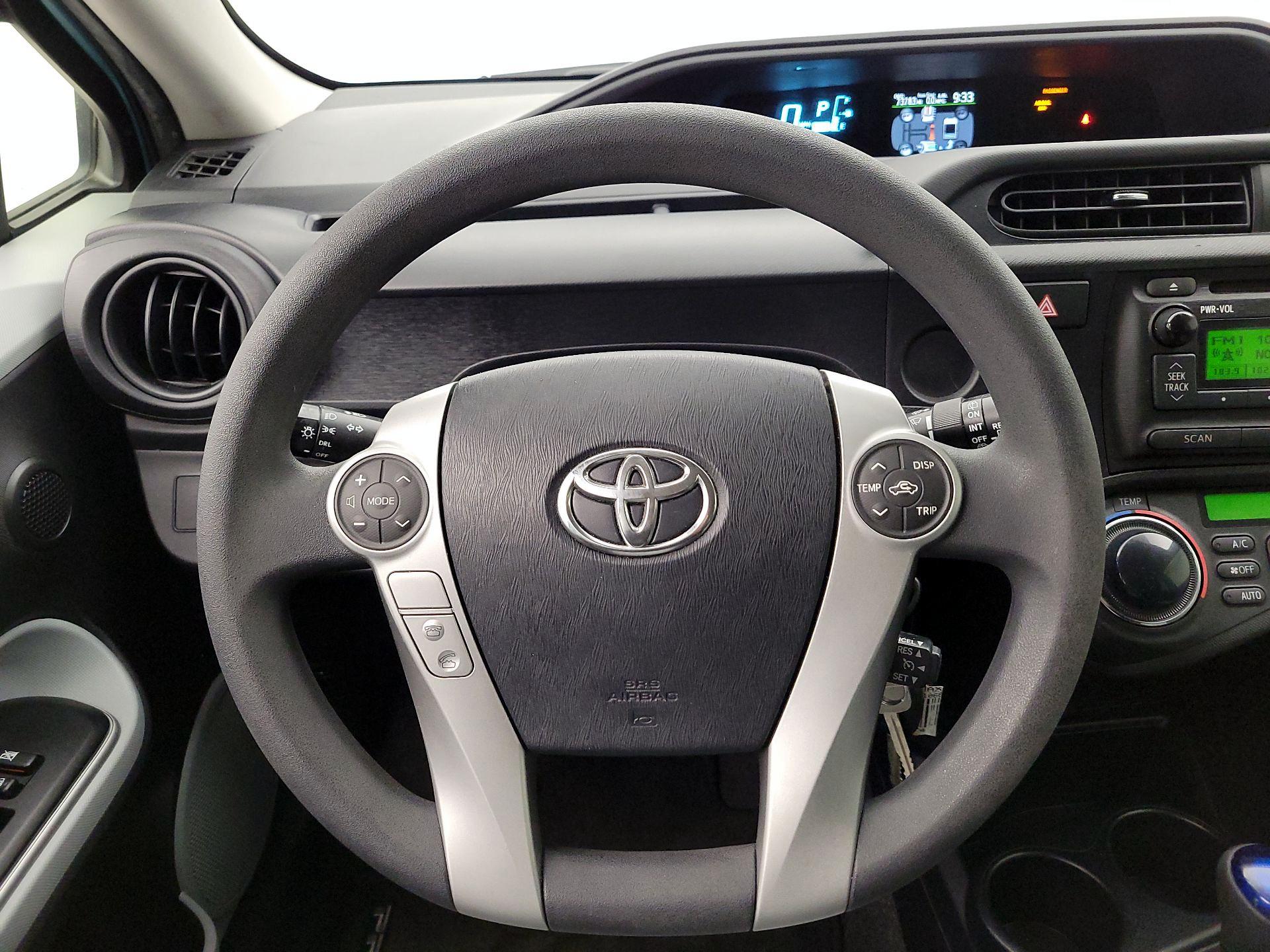 Thumbnail: 2014 Toyota Prius c - 10