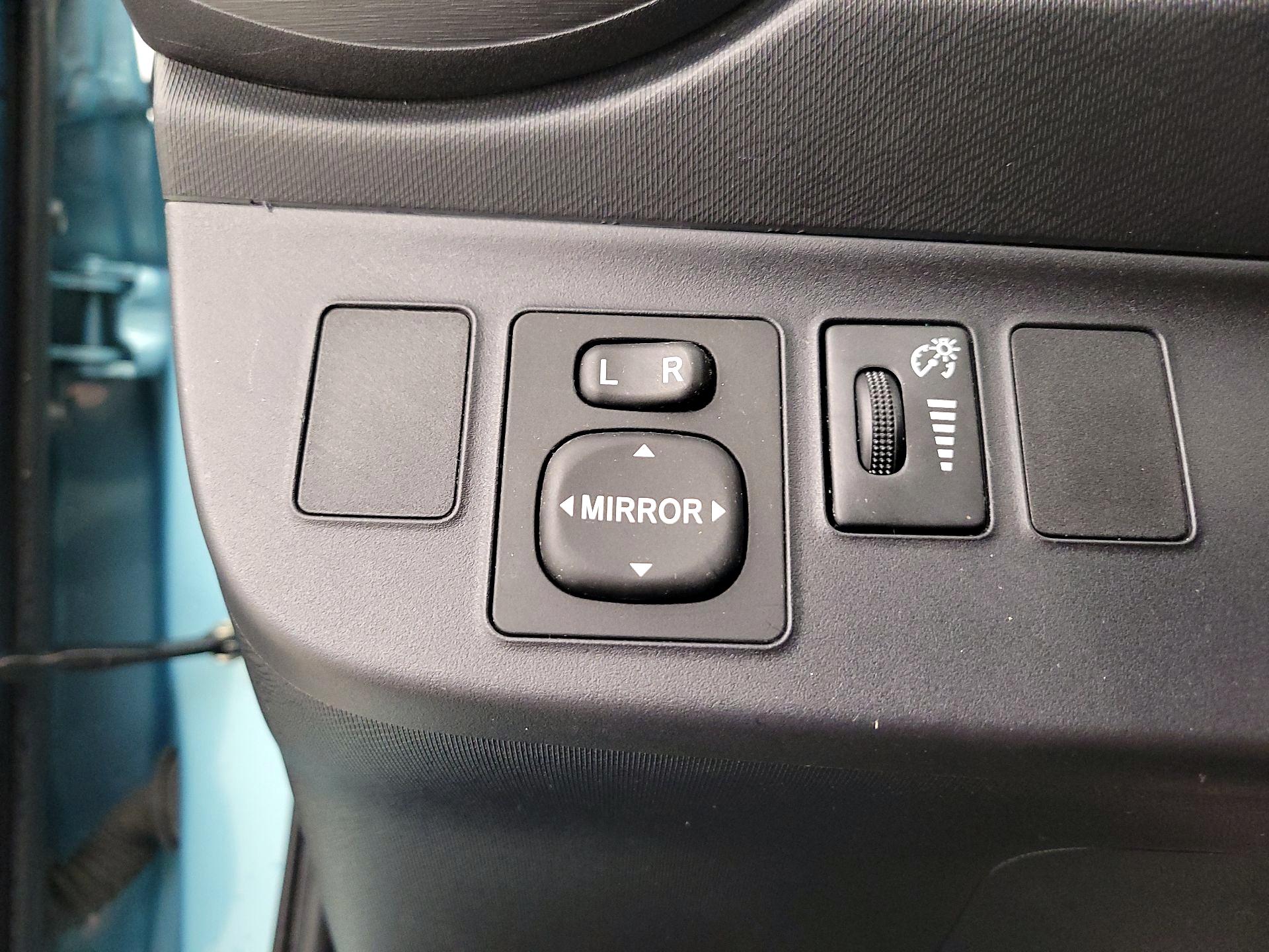 Thumbnail: 2014 Toyota Prius c - 13