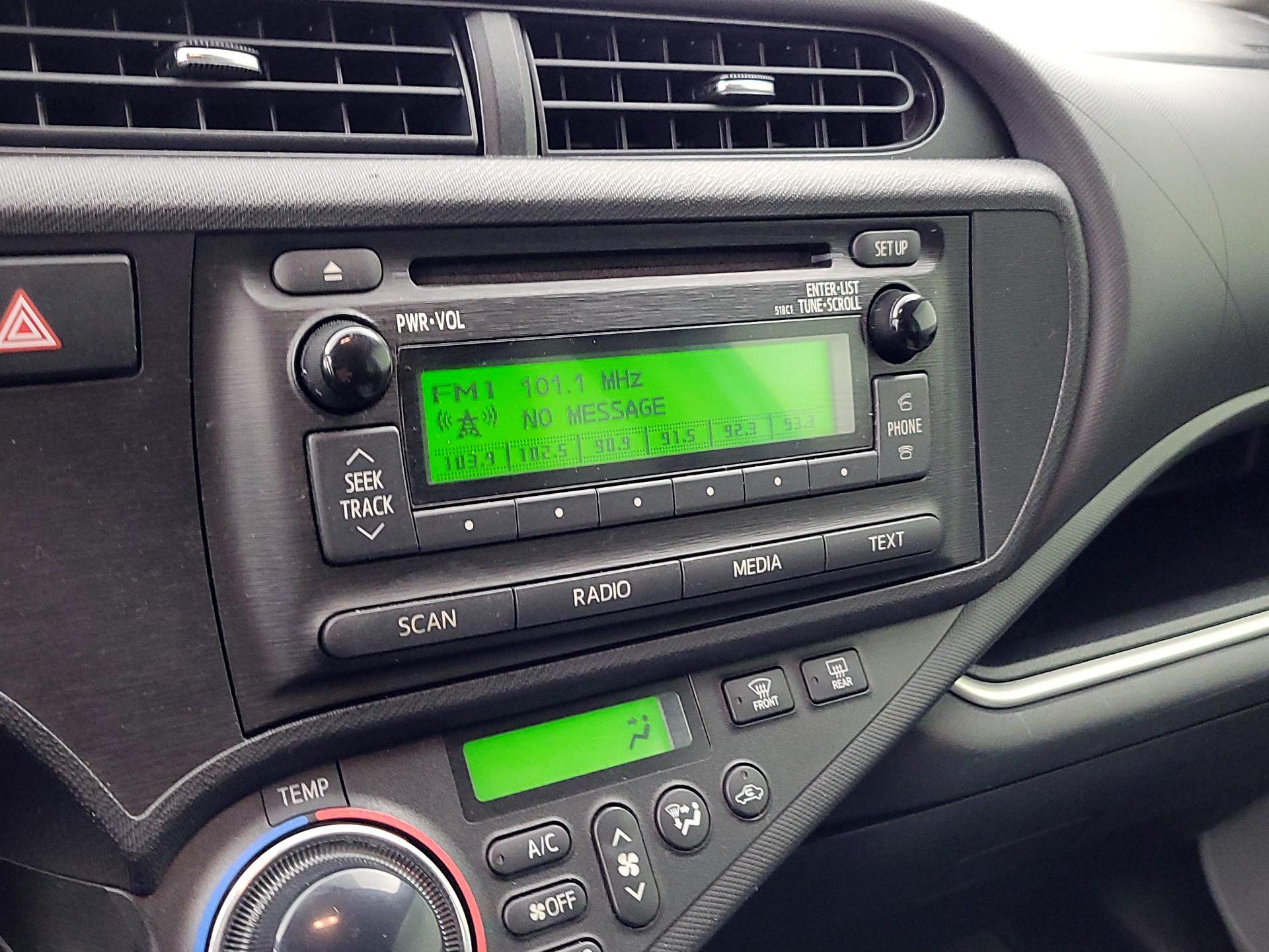 Thumbnail: 2014 Toyota Prius c - 14