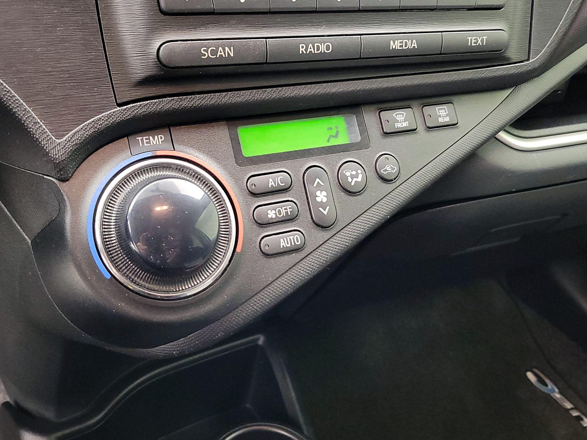 Thumbnail: 2014 Toyota Prius c - 15