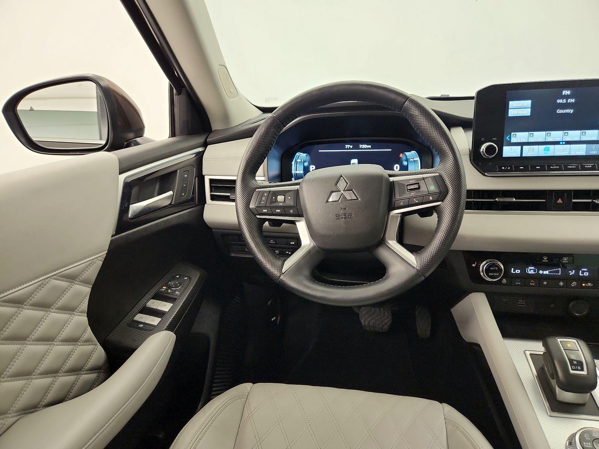 Thumbnail: 2023 Mitsubishi Outlander - 10