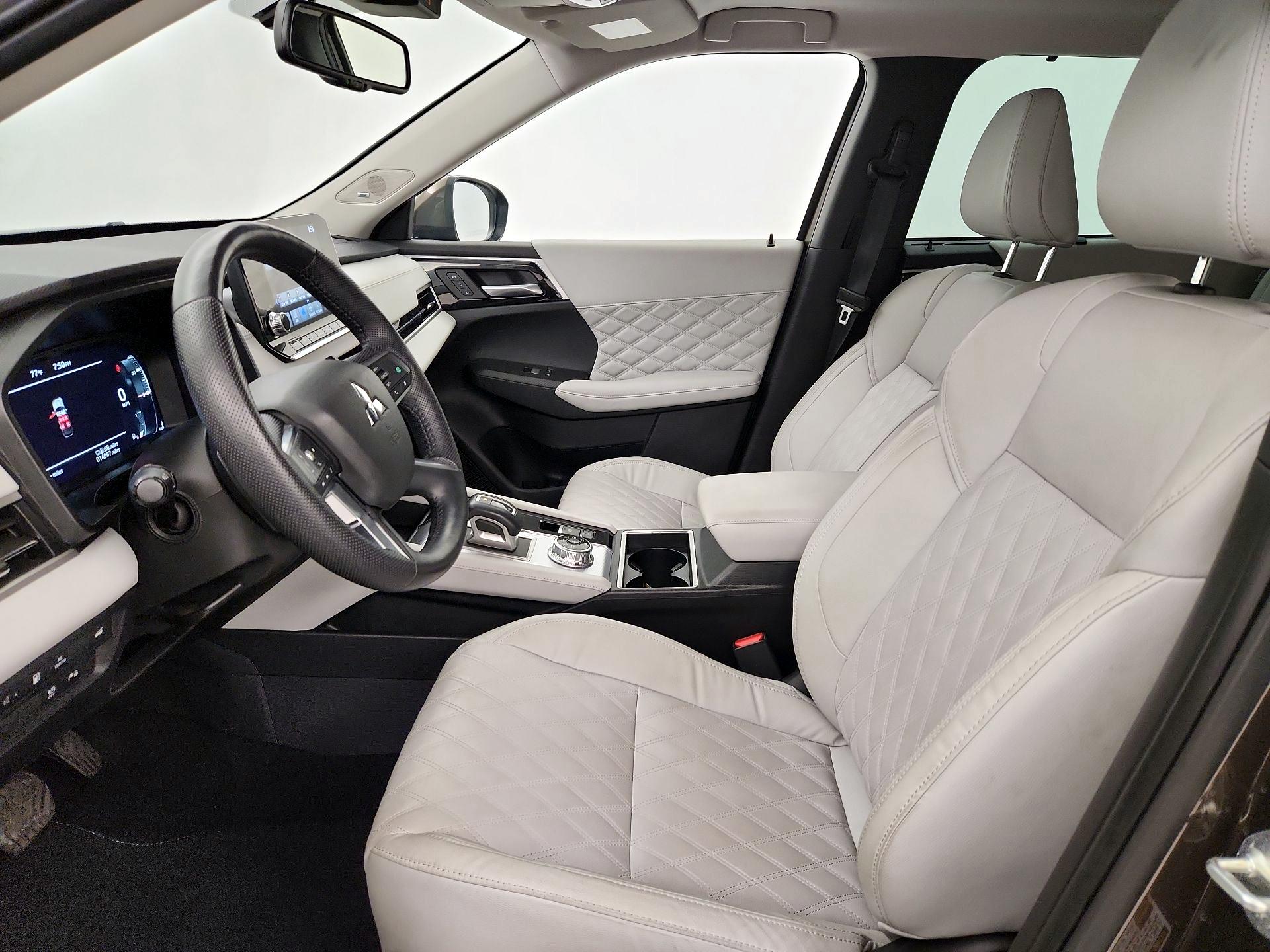 Thumbnail: 2023 Mitsubishi Outlander - 11