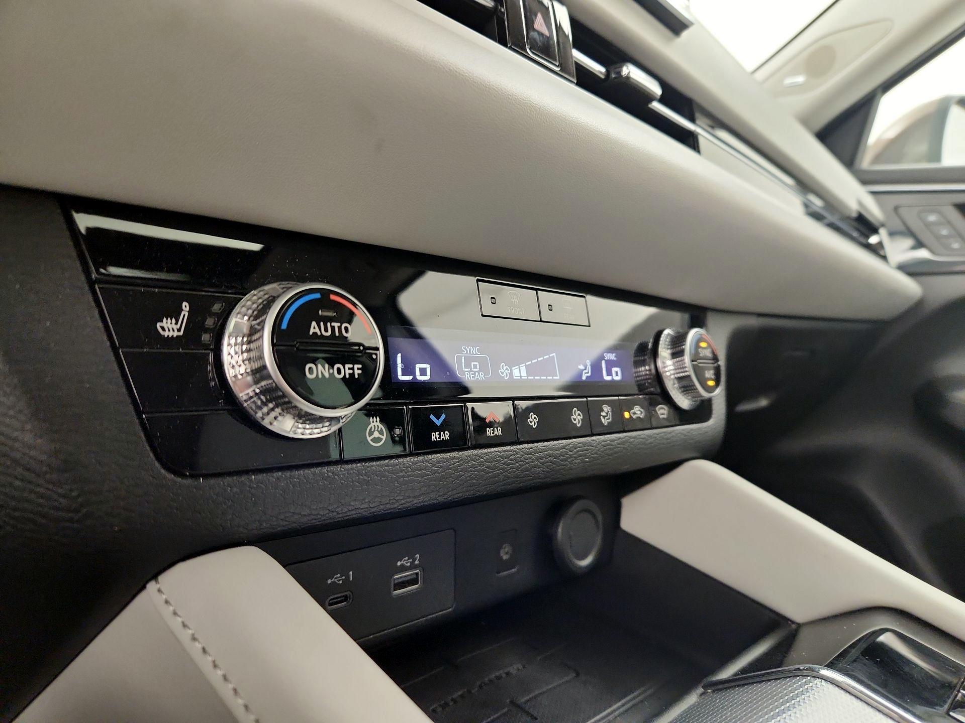Thumbnail: 2023 Mitsubishi Outlander - 16