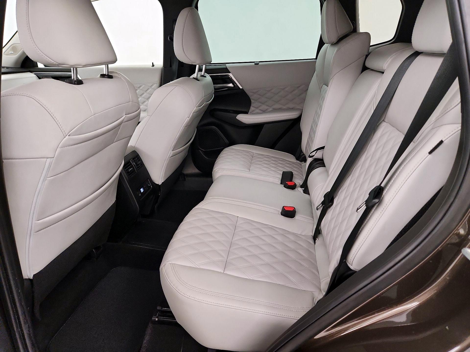 Thumbnail: 2023 Mitsubishi Outlander - 20