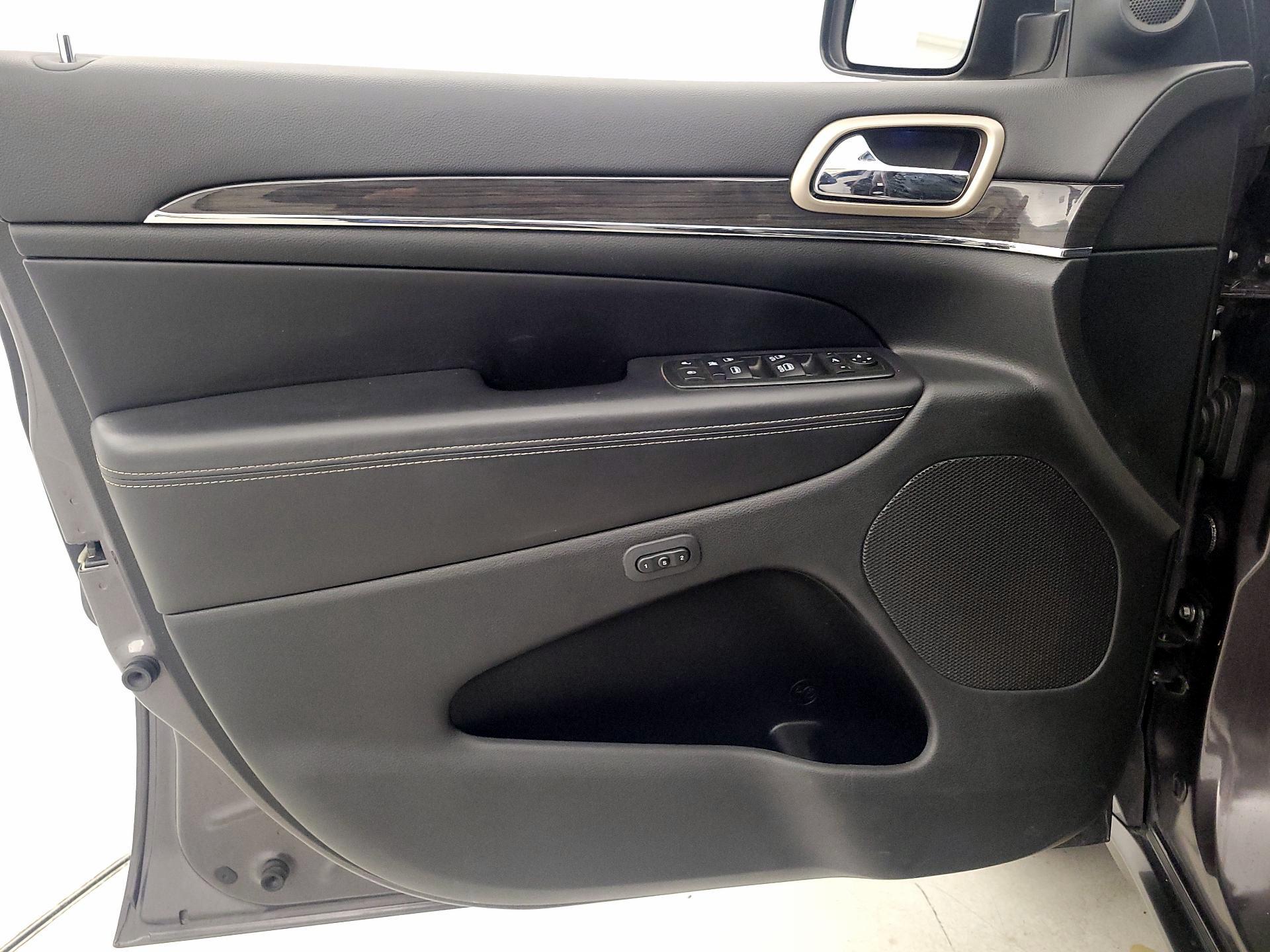 Thumbnail: 2015 Jeep Grand Cherokee - 12