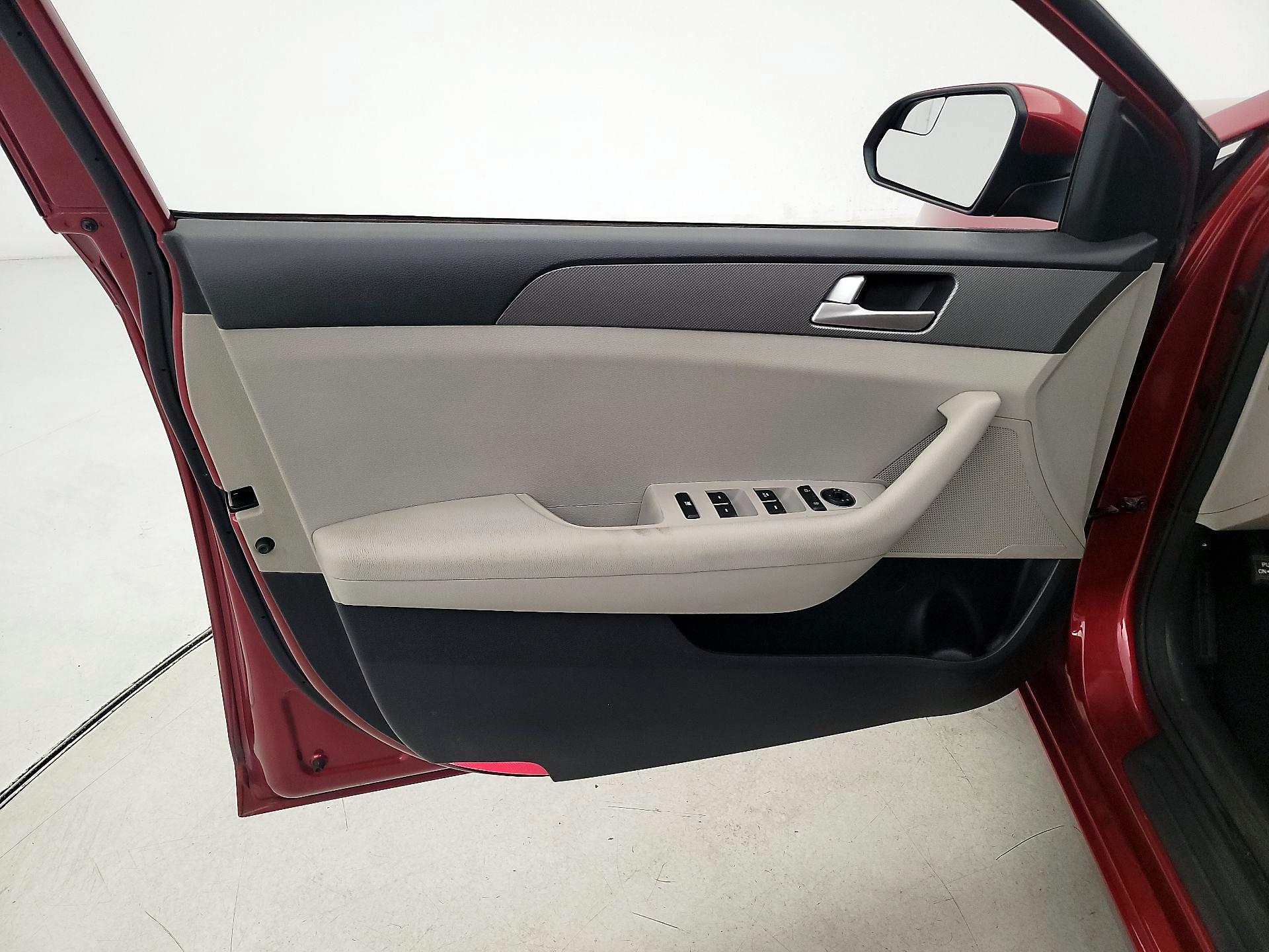 Thumbnail: 2015 Hyundai Sonata - 12