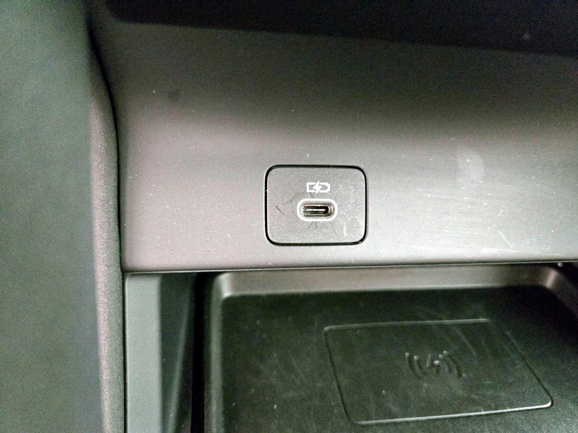 Thumbnail: 2024 Land Rover Discovery Sport - 18