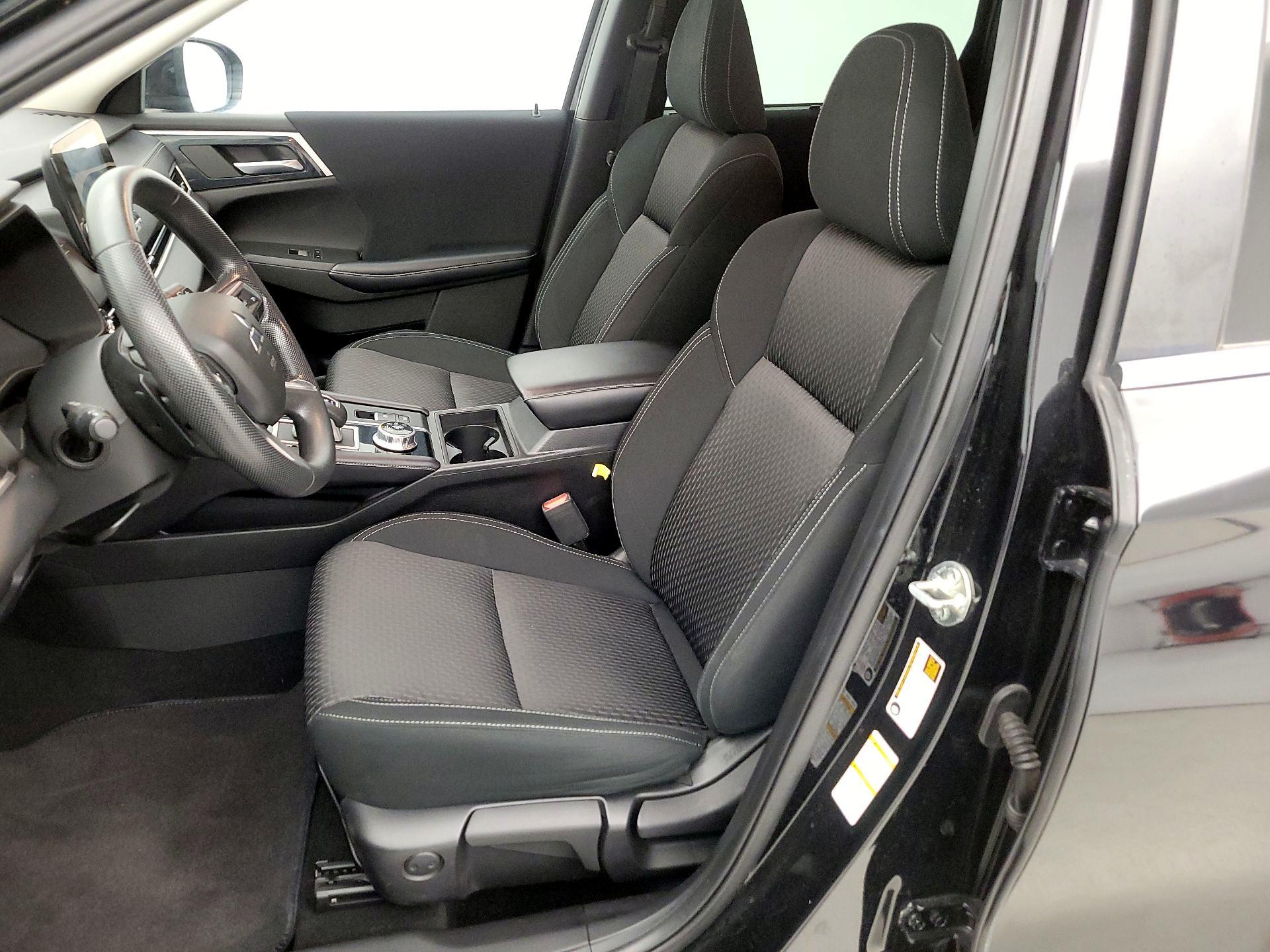 Thumbnail: 2022 Mitsubishi Outlander - 11