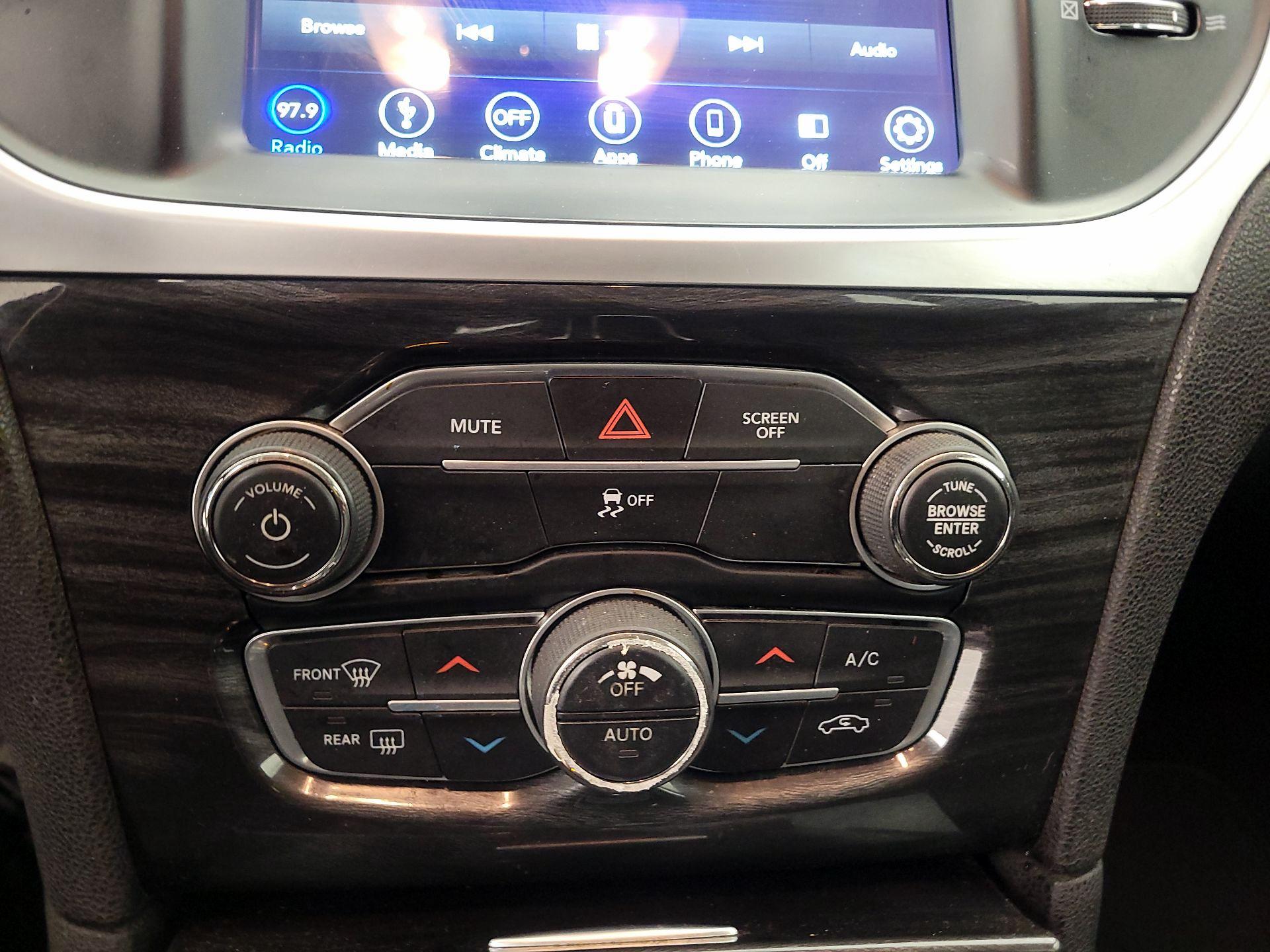 Thumbnail: 2019 Chrysler 300 - 16