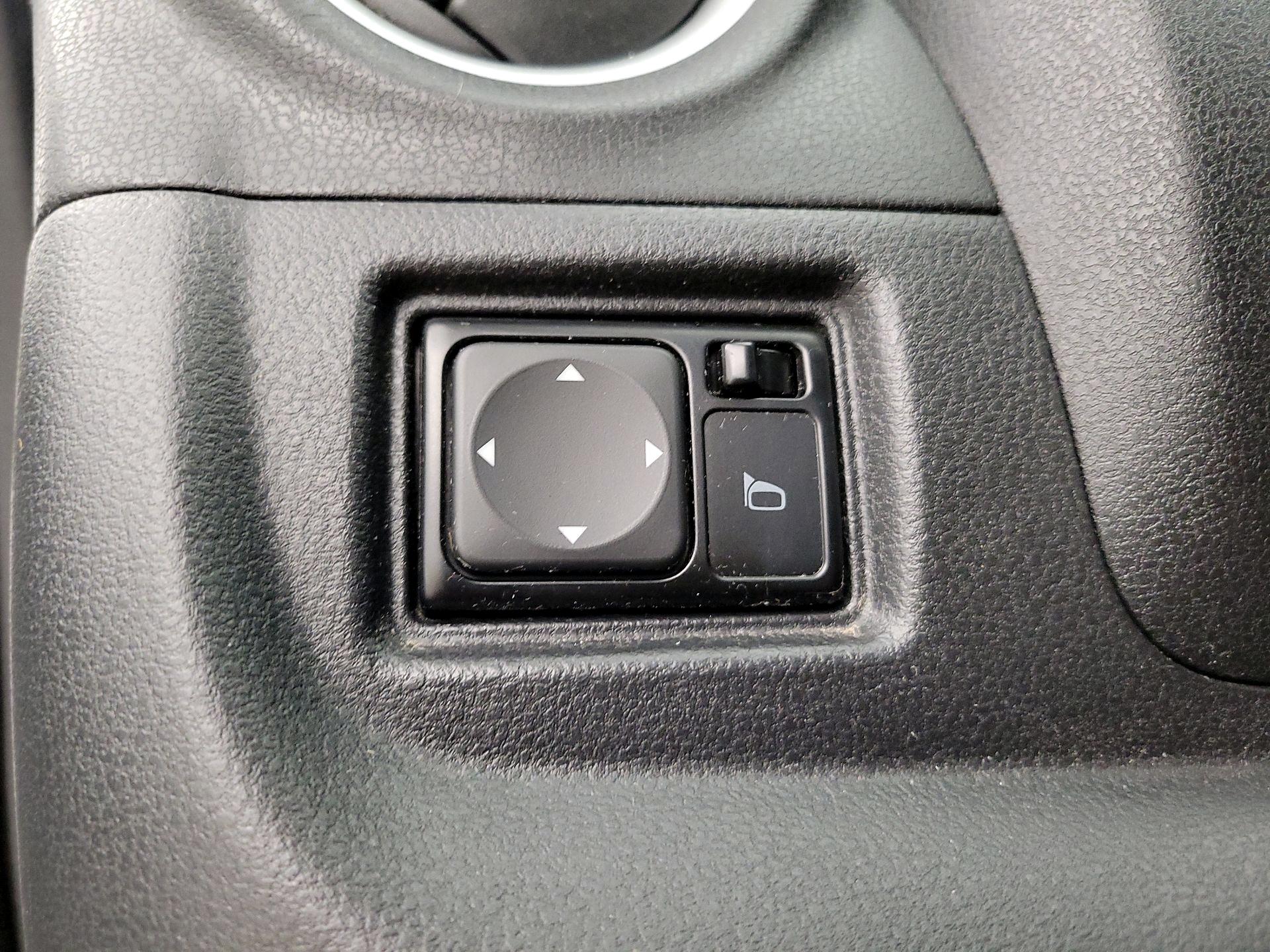 Thumbnail: 2015 Nissan Versa Note - 13