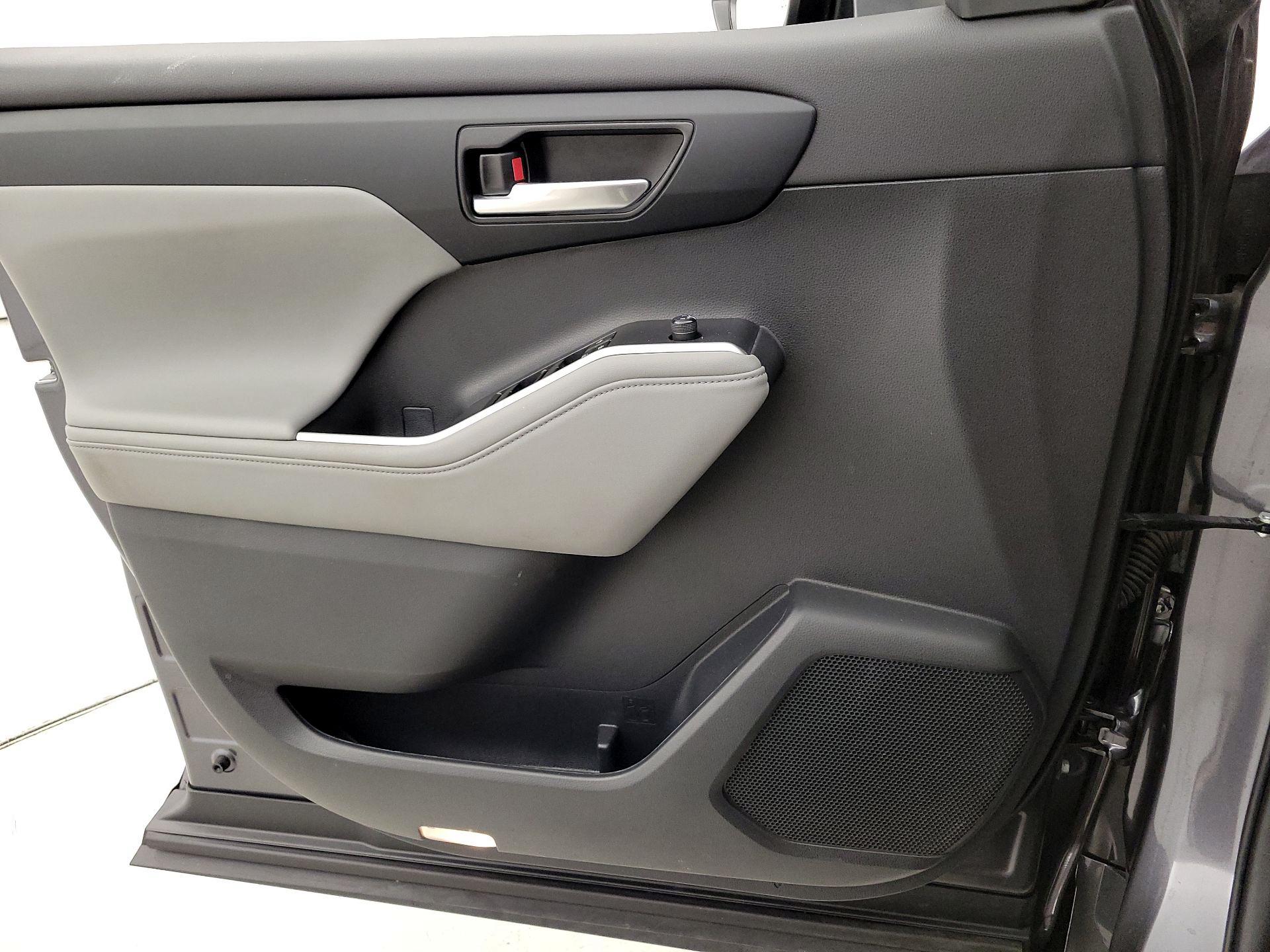 Thumbnail: 2023 Toyota Highlander - 12