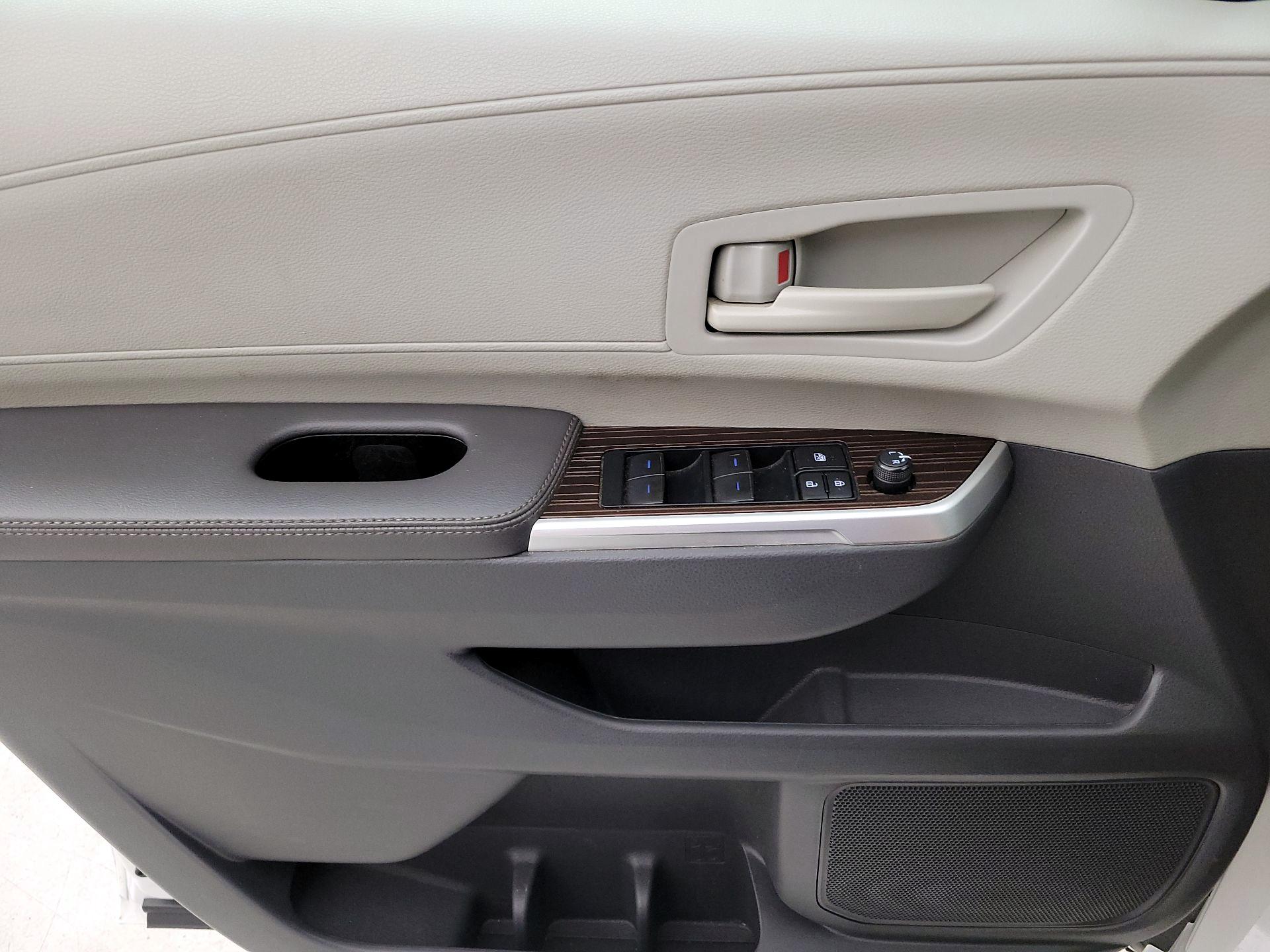 Thumbnail: 2023 Toyota Sienna - 12