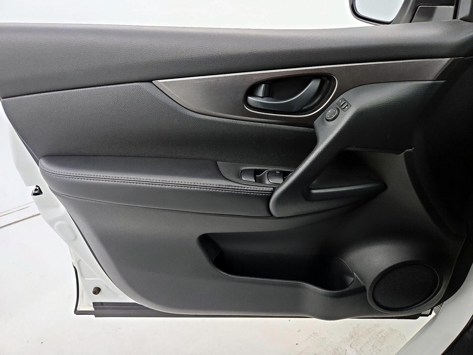 Thumbnail: 2020 Nissan Rogue Sport - 12