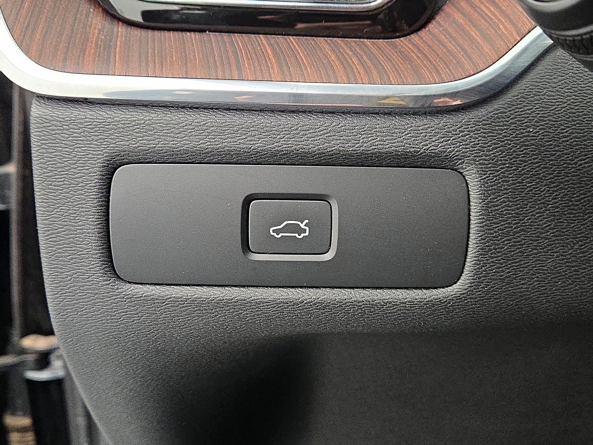 Thumbnail: 2023 Volvo XC60 - 13