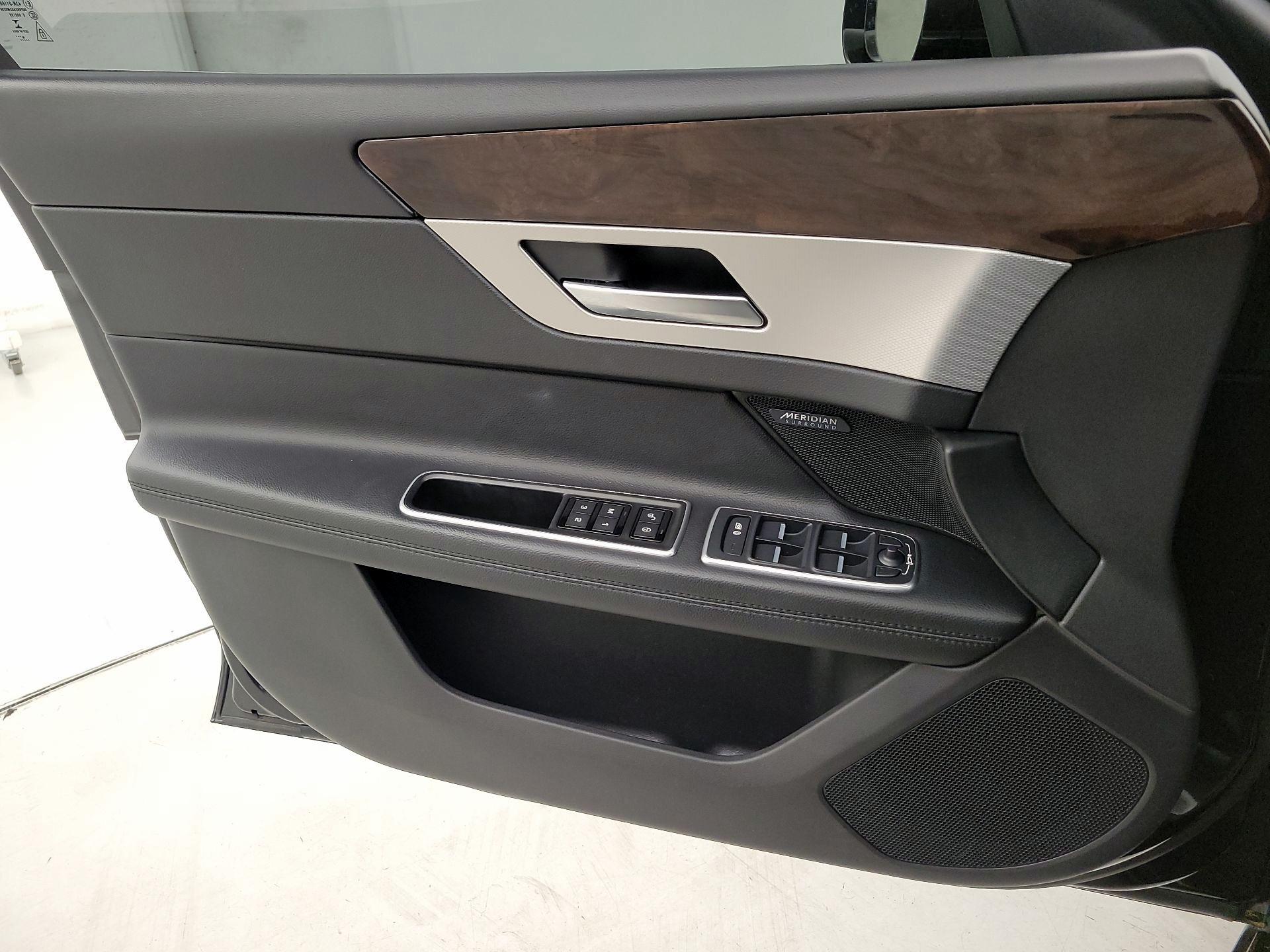 Thumbnail: 2017 Jaguar XF - 12