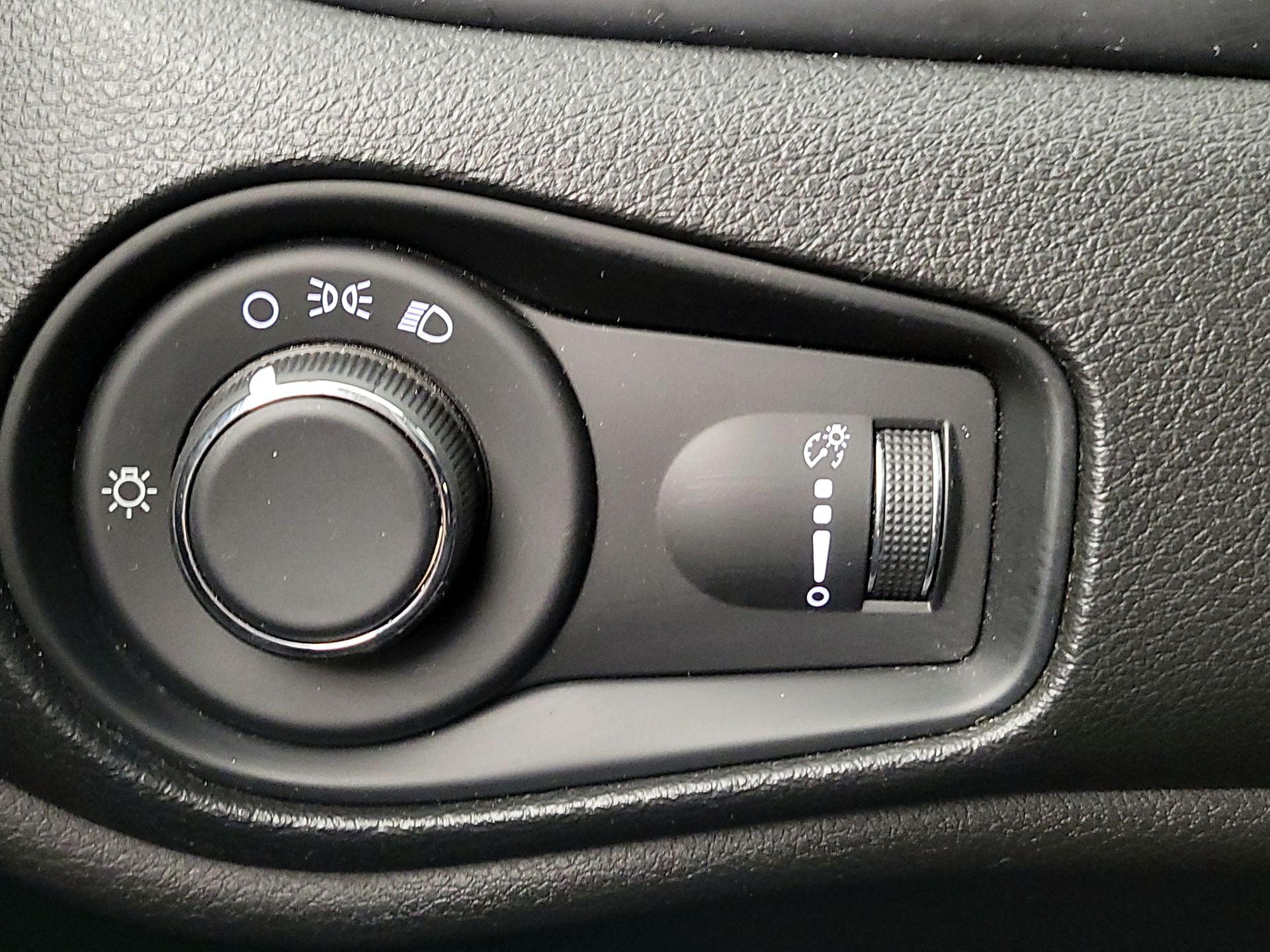 Thumbnail: 2018 Jeep Renegade - 13