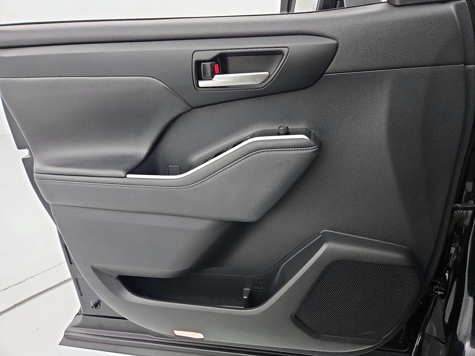 Thumbnail: 2023 Toyota Highlander - 12