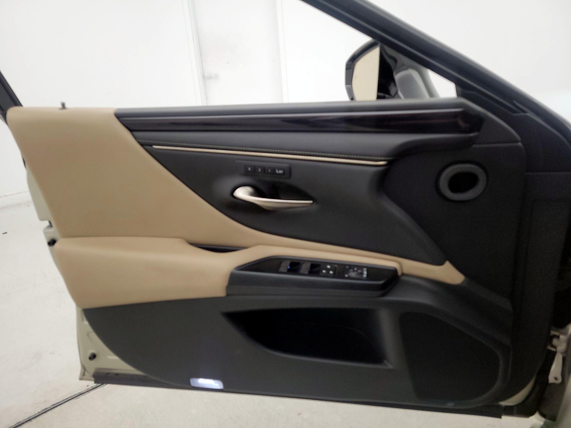 Thumbnail: 2020 Lexus ES - 12