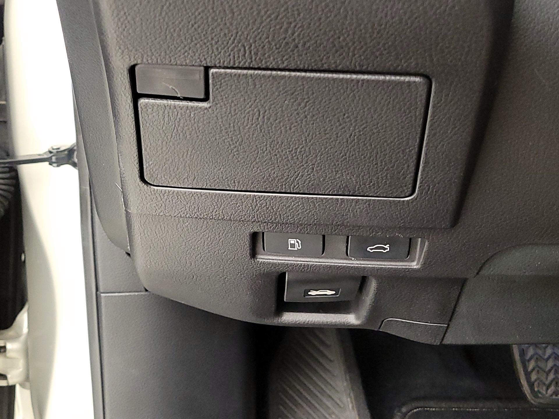 Thumbnail: 2020 Lexus ES - 13