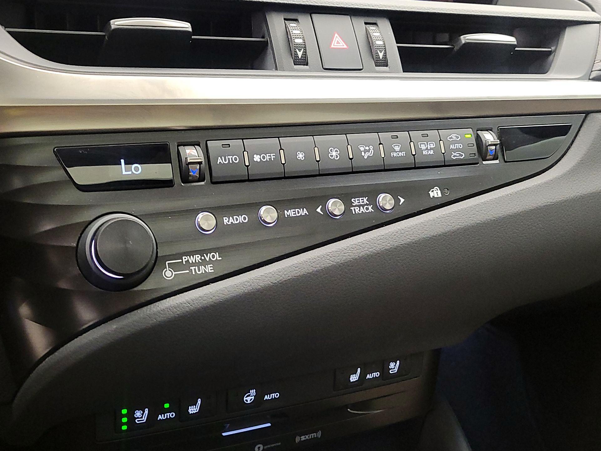 Thumbnail: 2020 Lexus ES - 17