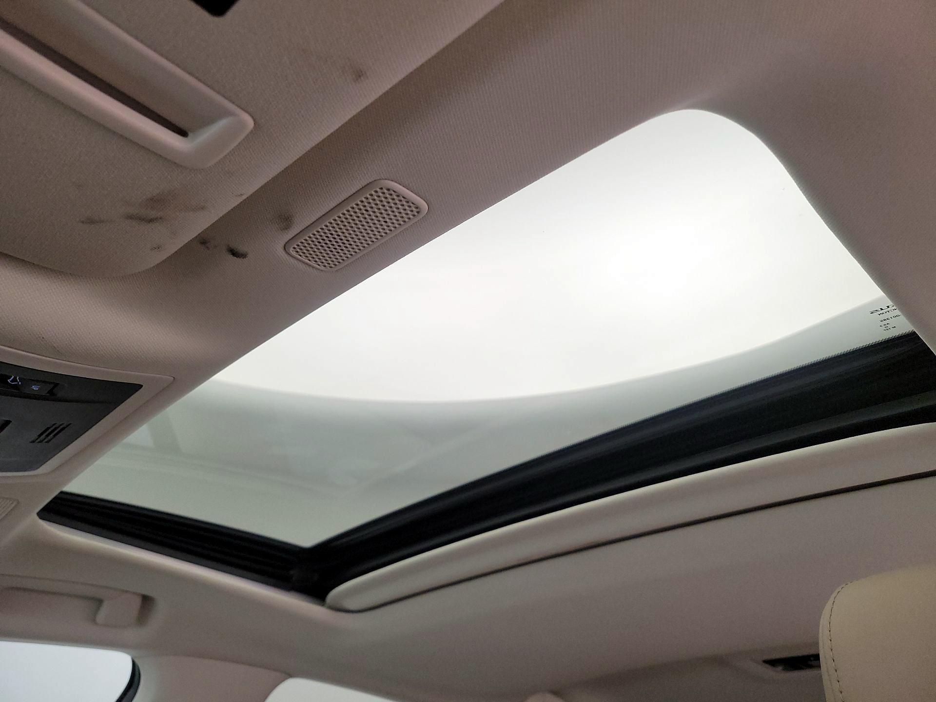 Thumbnail: 2020 Lexus ES - 19