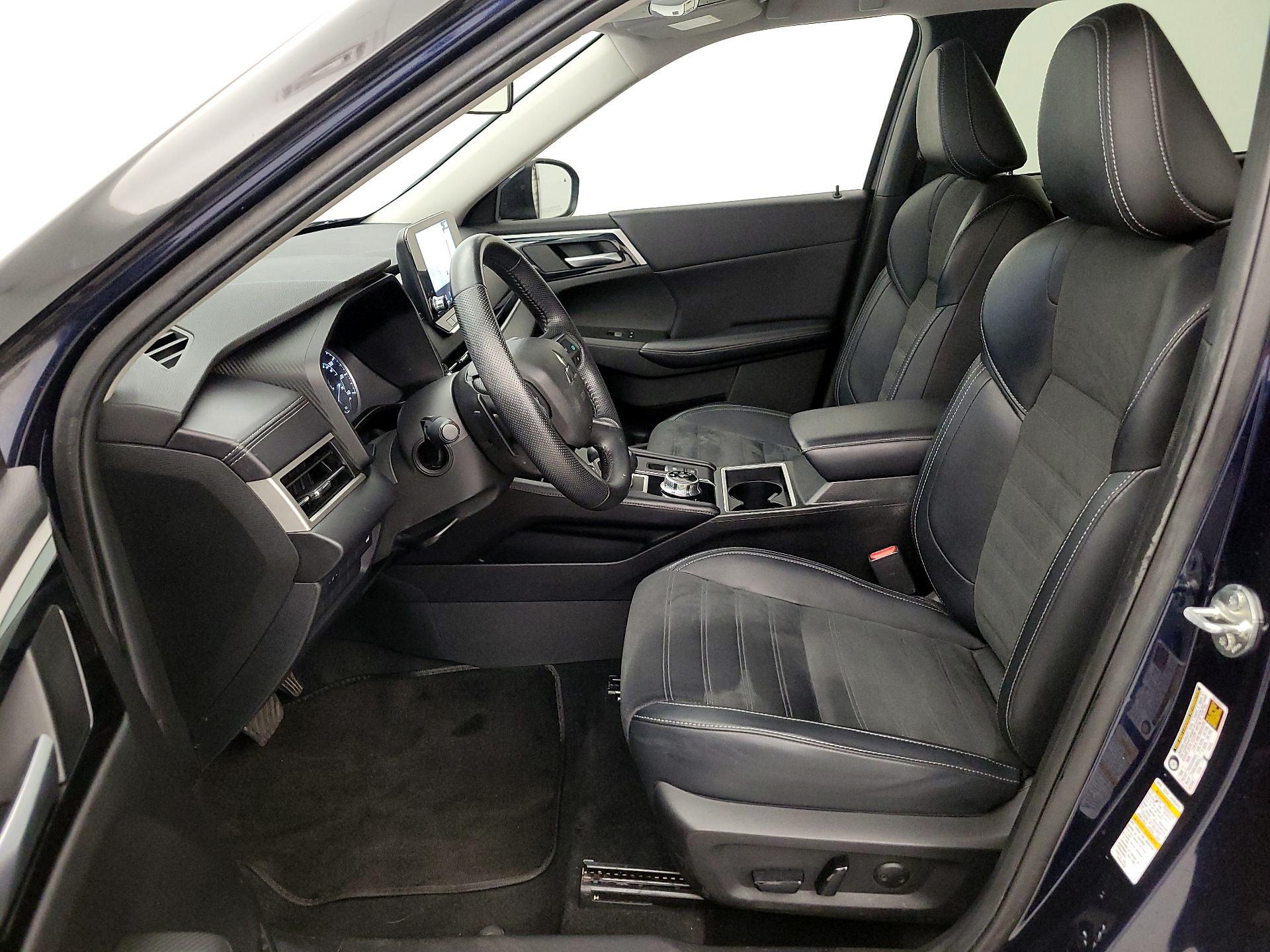 Thumbnail: 2023 Mitsubishi Outlander - 11