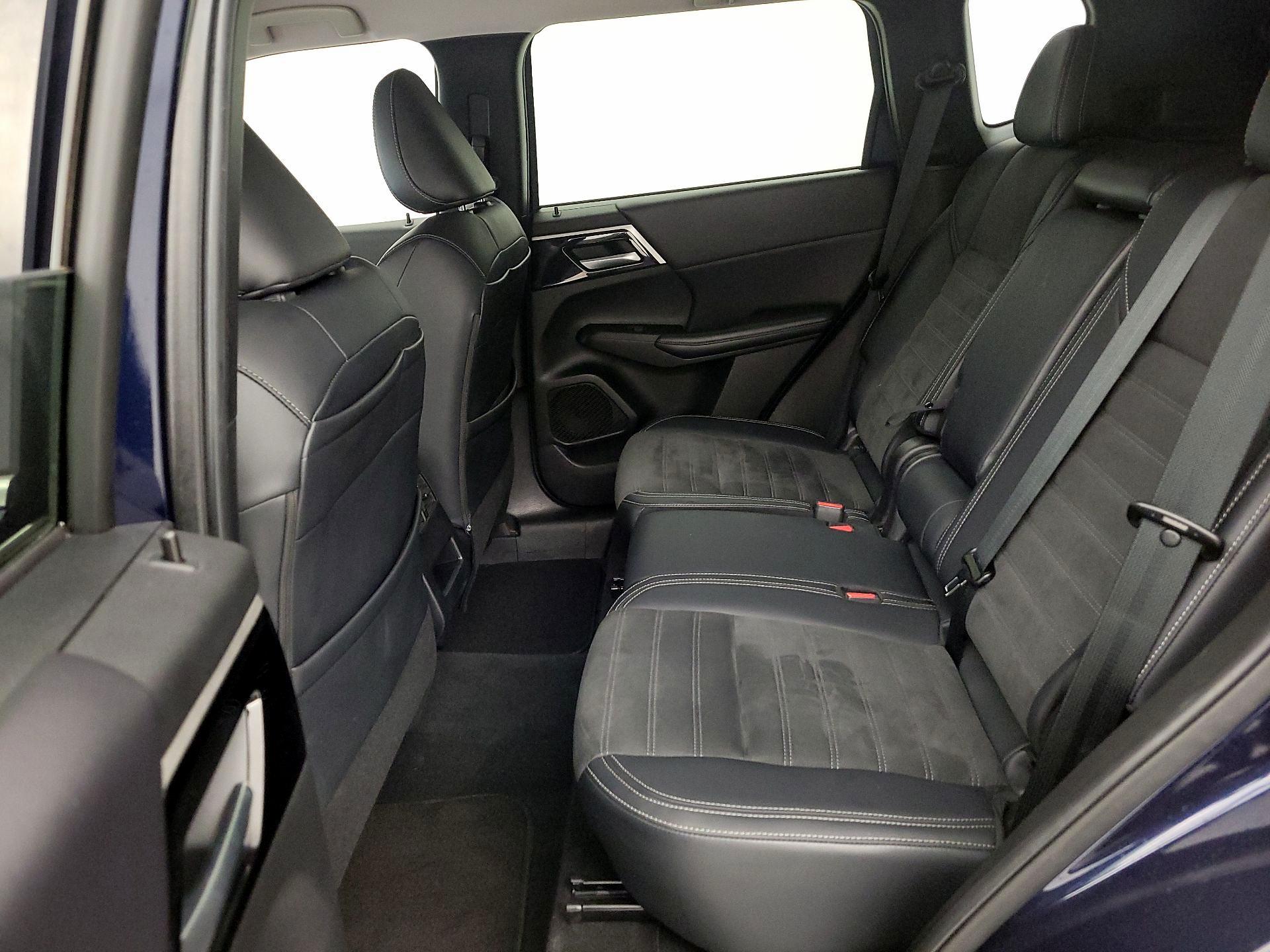 Thumbnail: 2023 Mitsubishi Outlander - 20