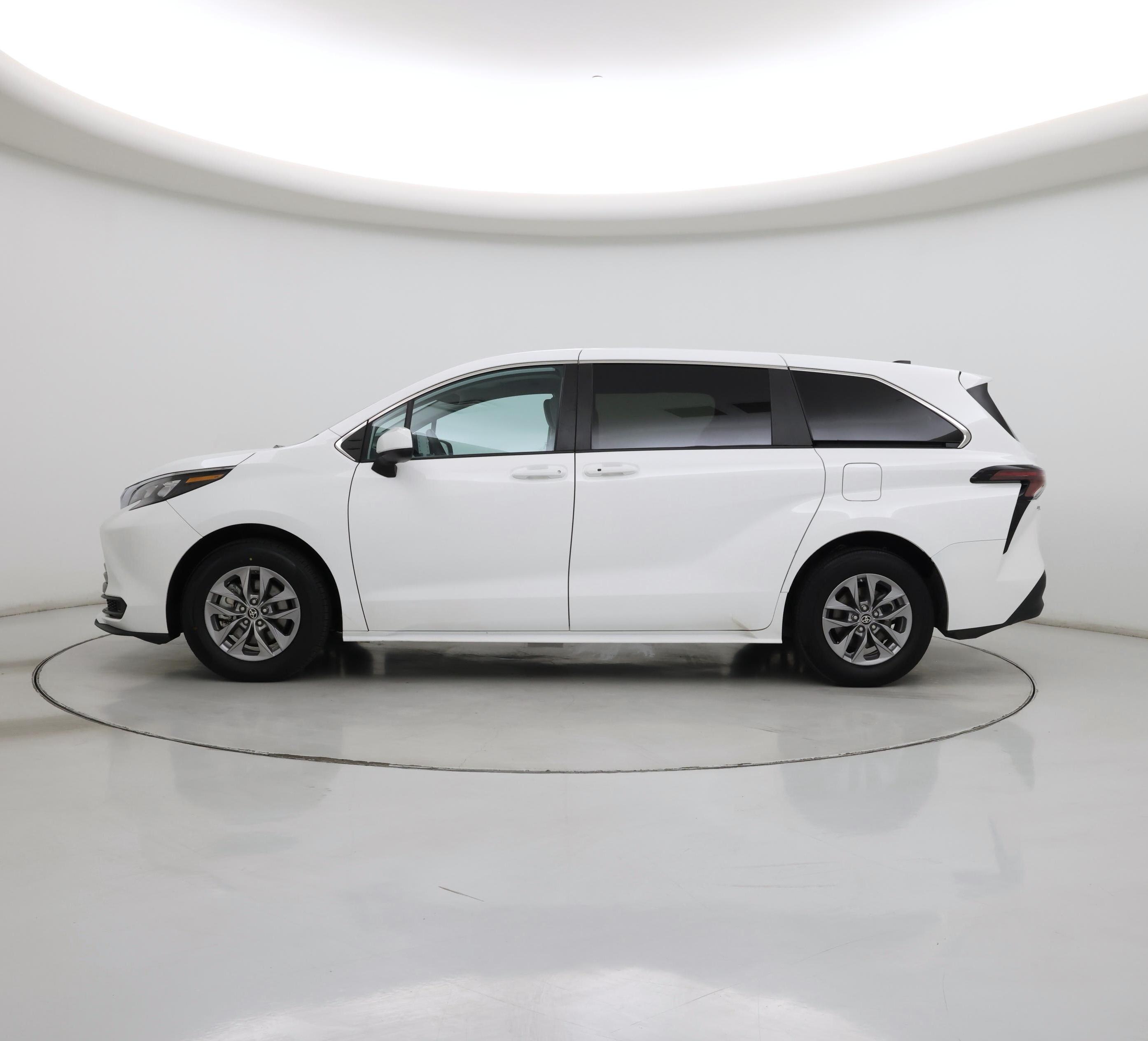 Thumbnail: 2024 Toyota Sienna - 3