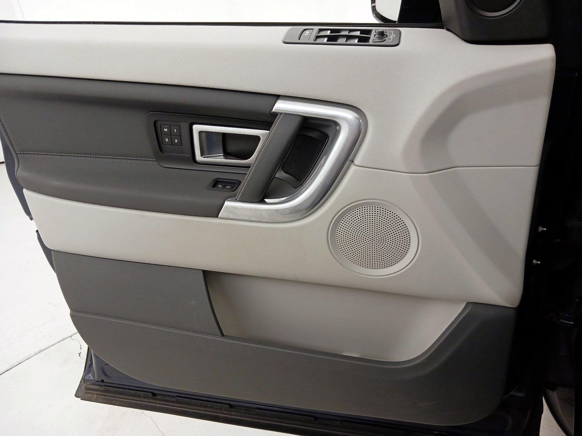 Thumbnail: 2019 Land Rover Discovery Sport - 12