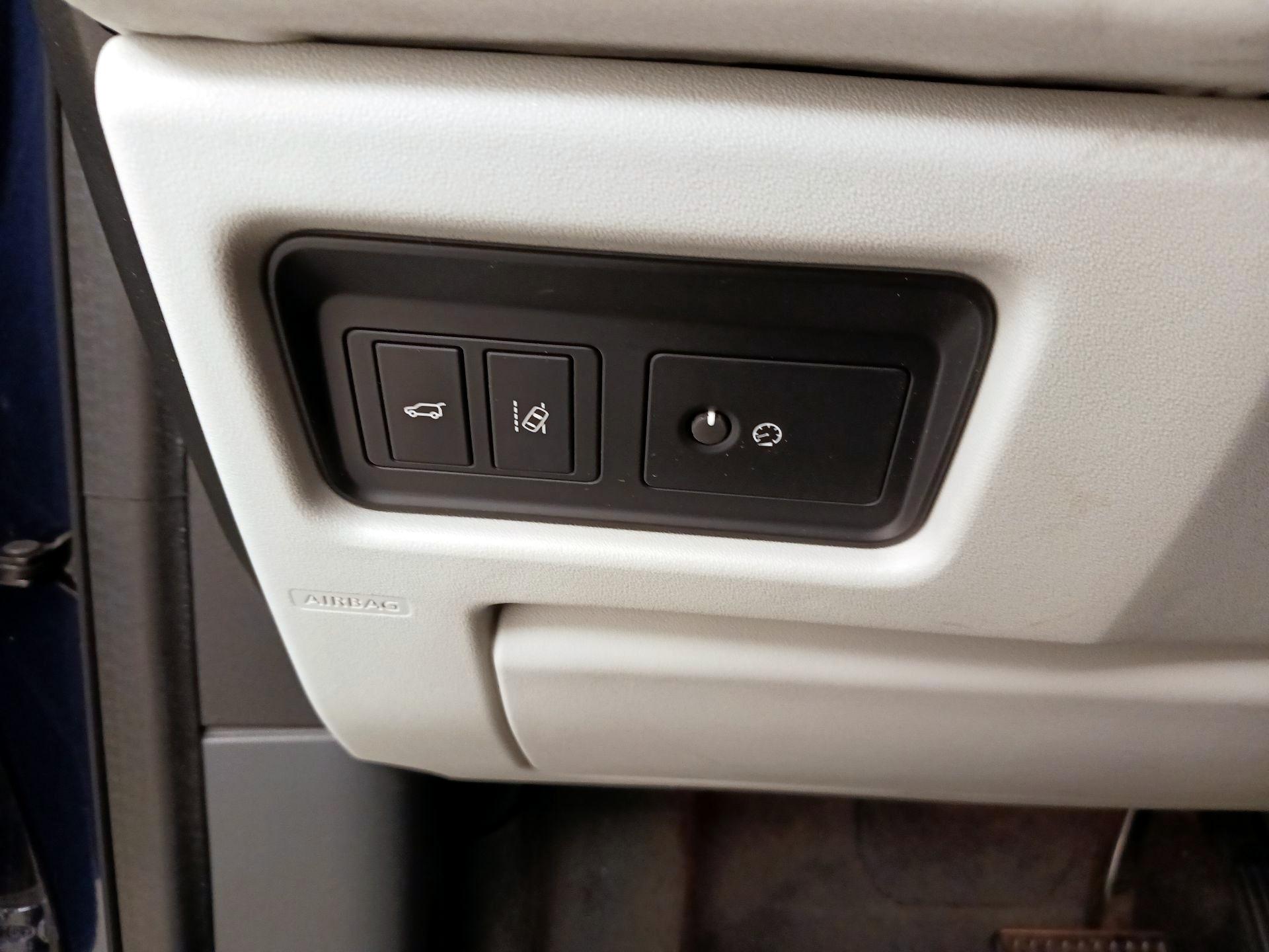 Thumbnail: 2019 Land Rover Discovery Sport - 13