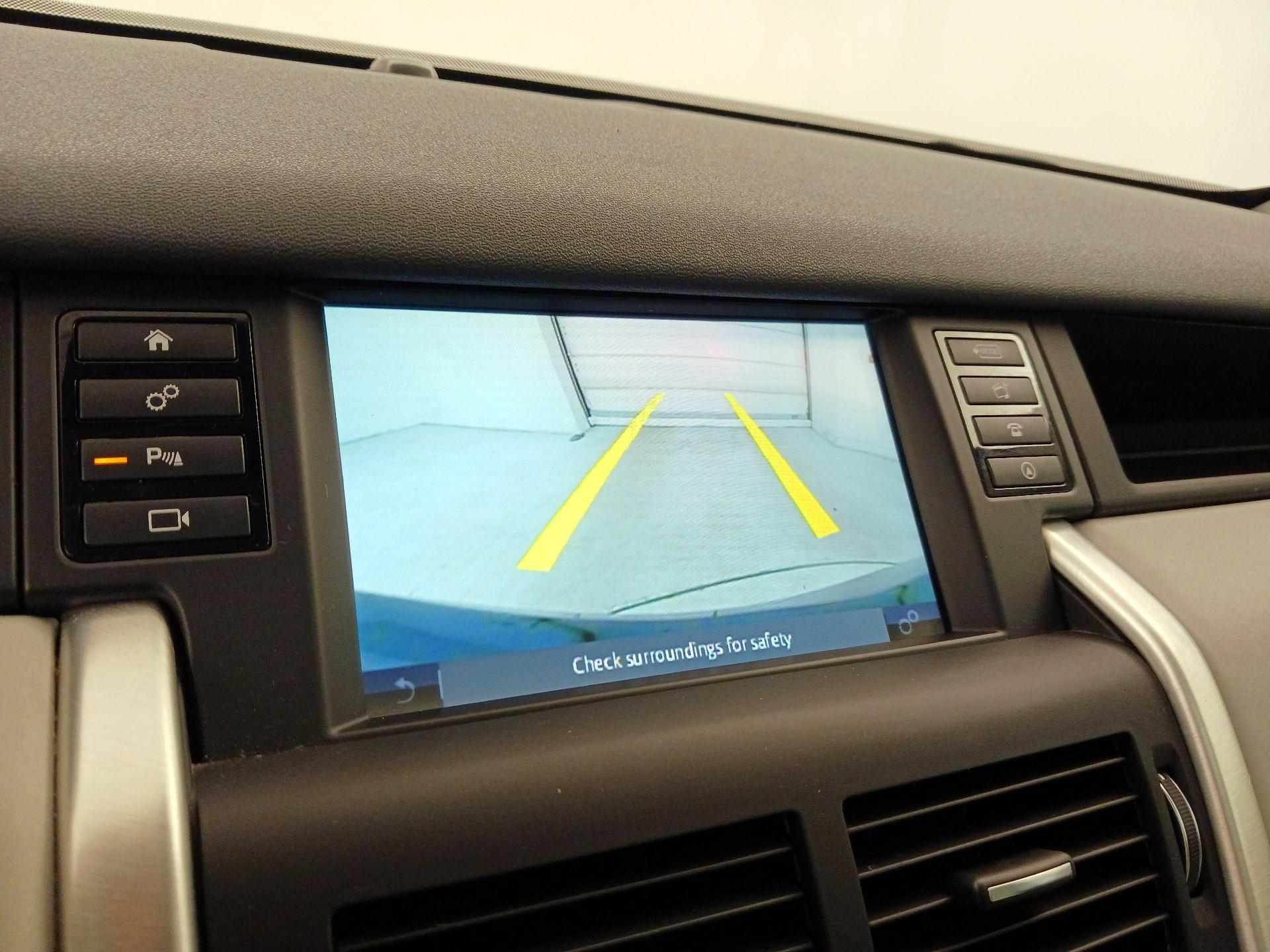 Thumbnail: 2019 Land Rover Discovery Sport - 15