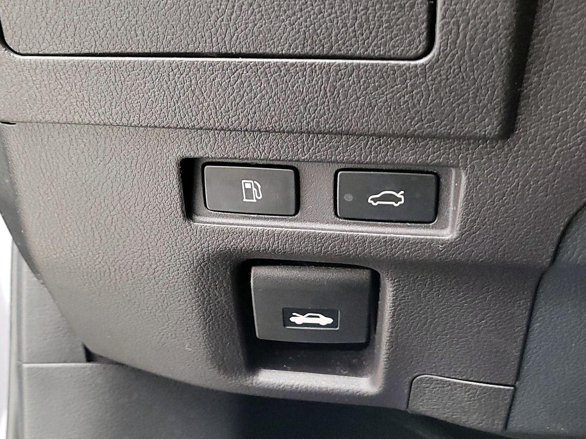 Thumbnail: 2020 Lexus ES - 13