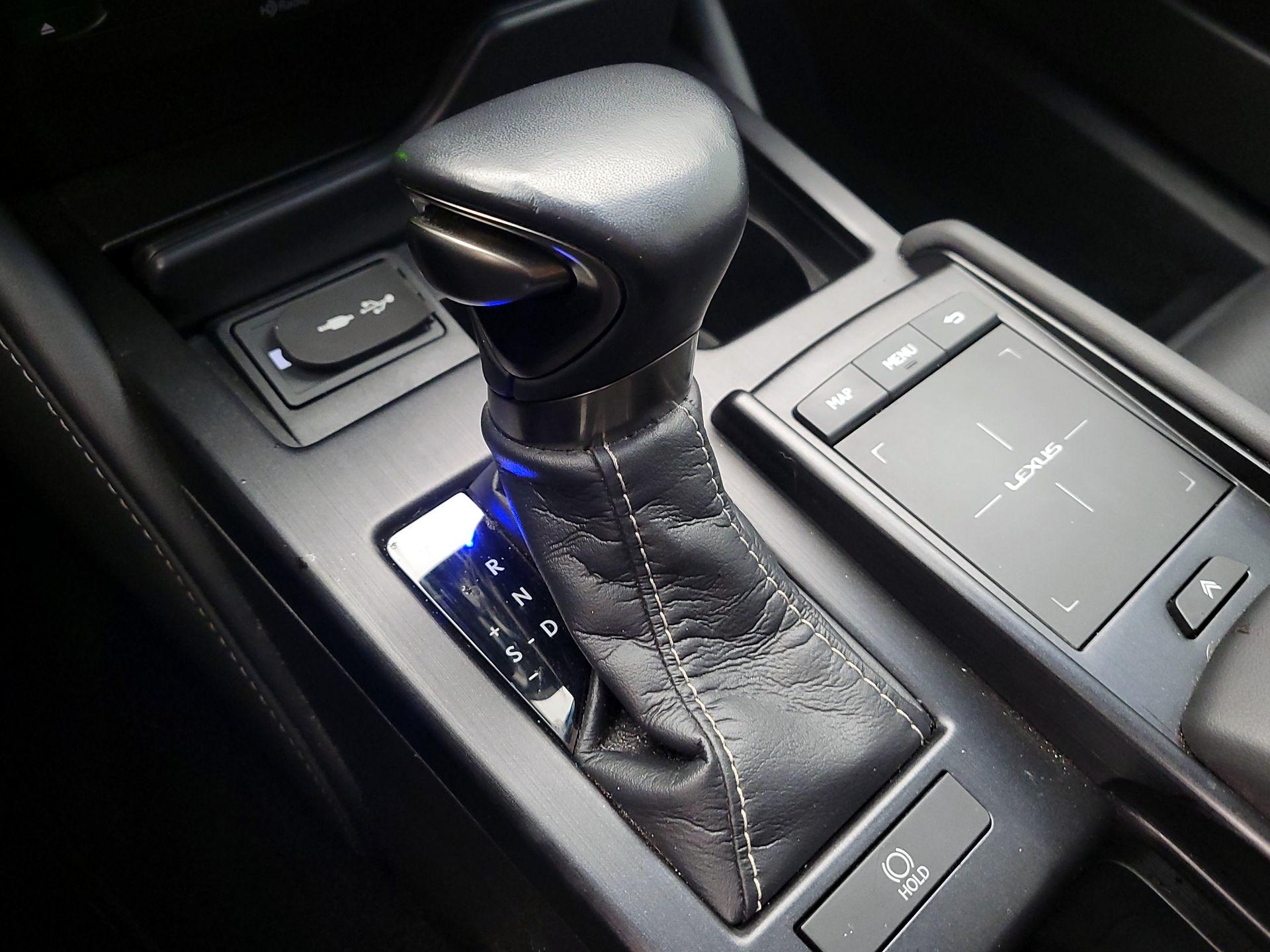 Thumbnail: 2020 Lexus ES - 18