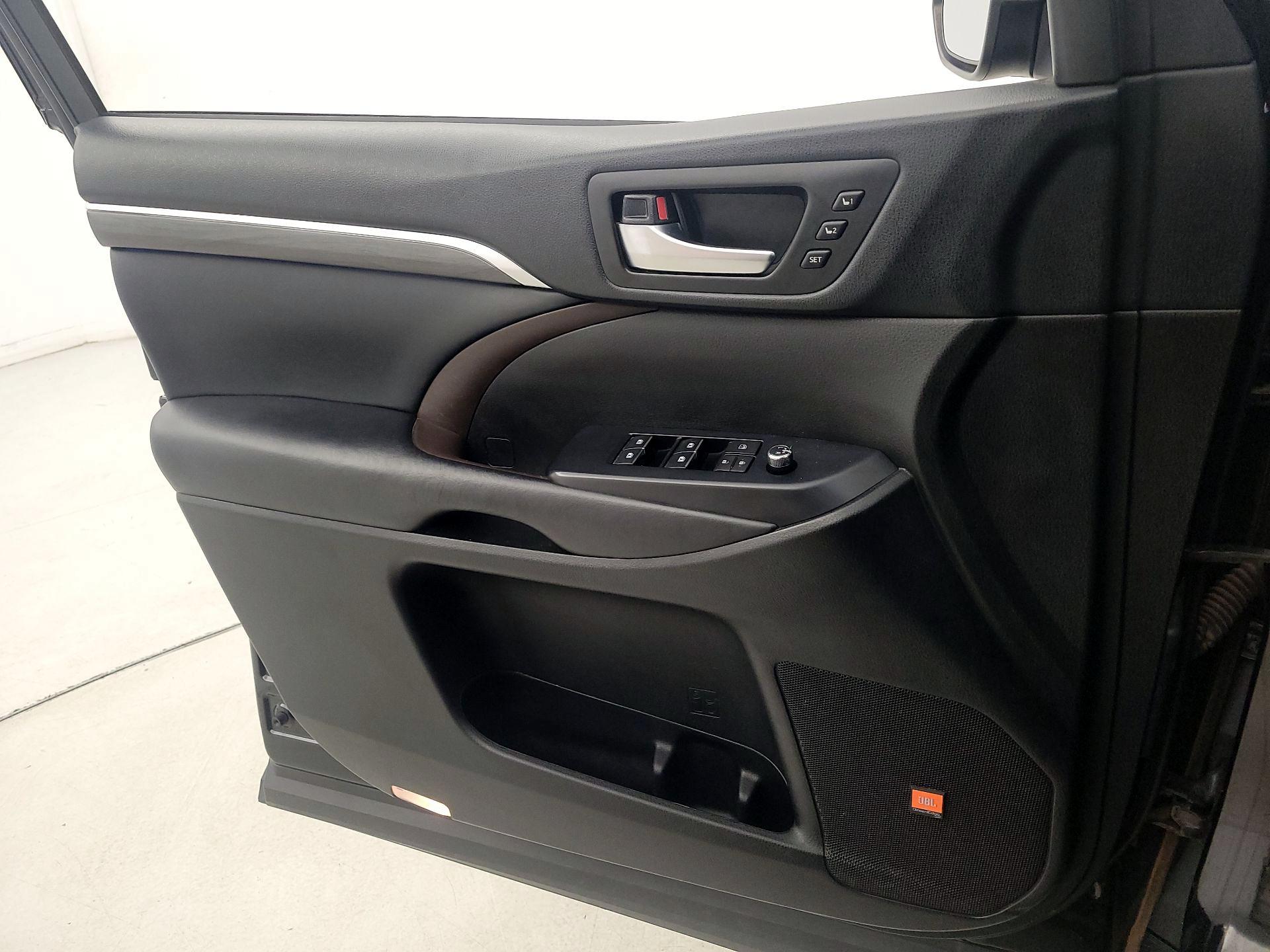 Thumbnail: 2019 Toyota Highlander - 12