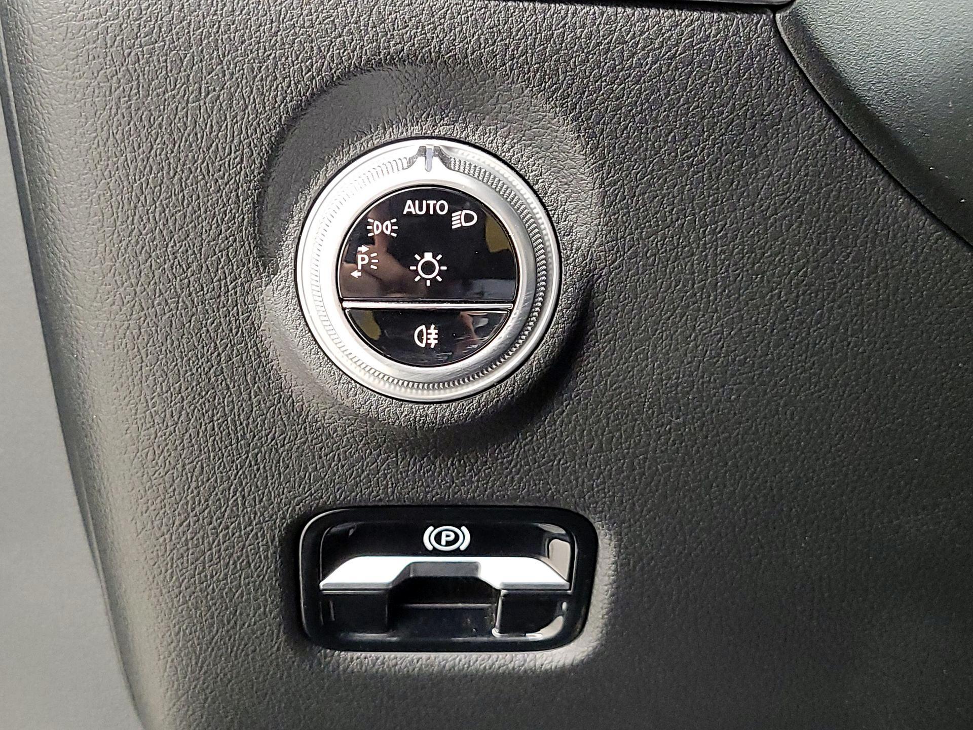 Thumbnail: 2025 Mercedes-Benz C-Class - 13