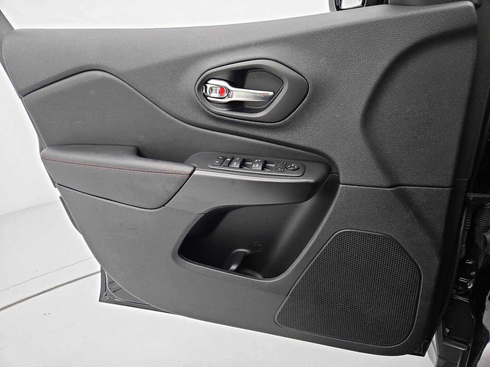 Thumbnail: 2022 Jeep Cherokee - 12