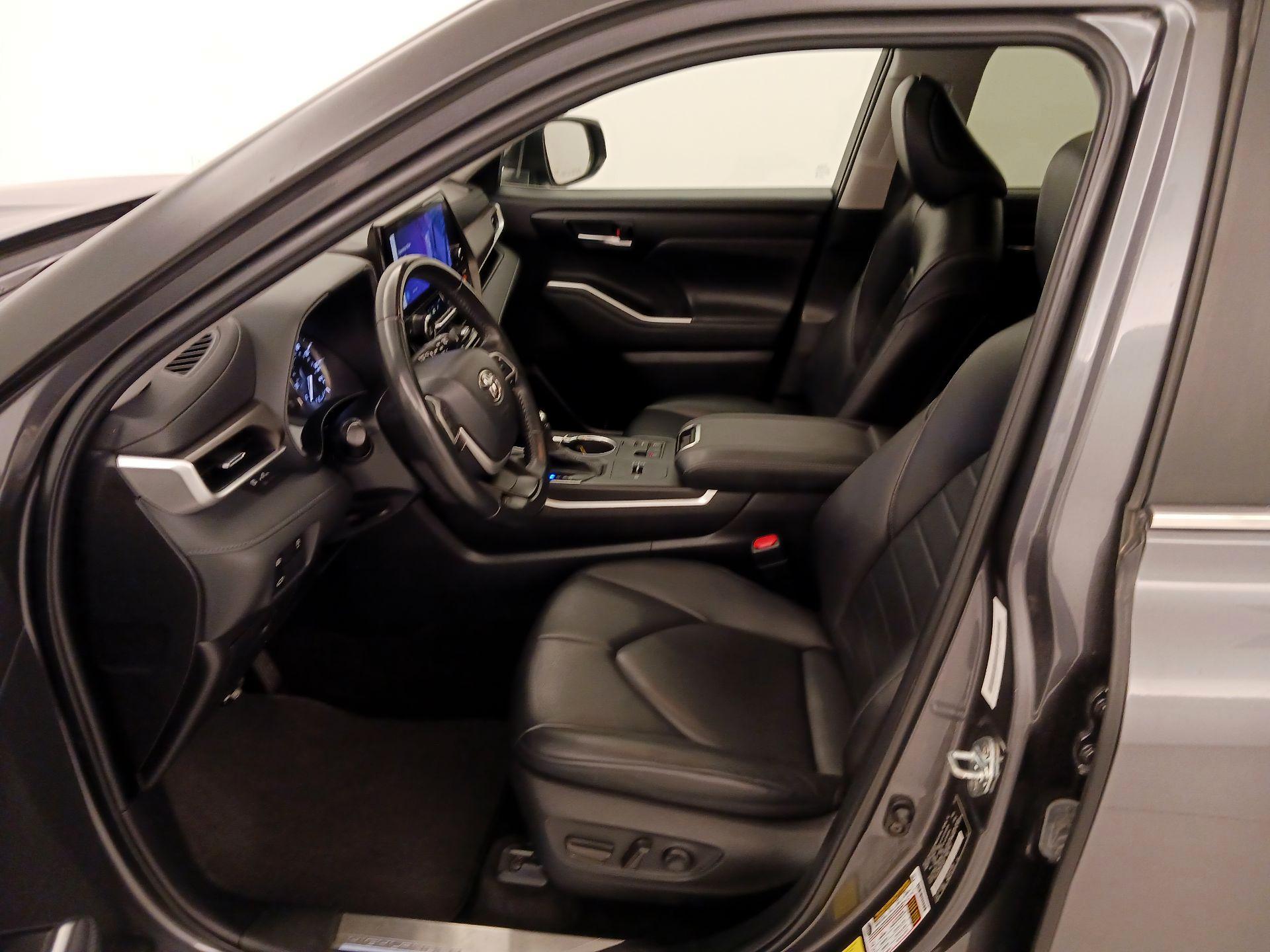 Thumbnail: 2023 Toyota Highlander - 11