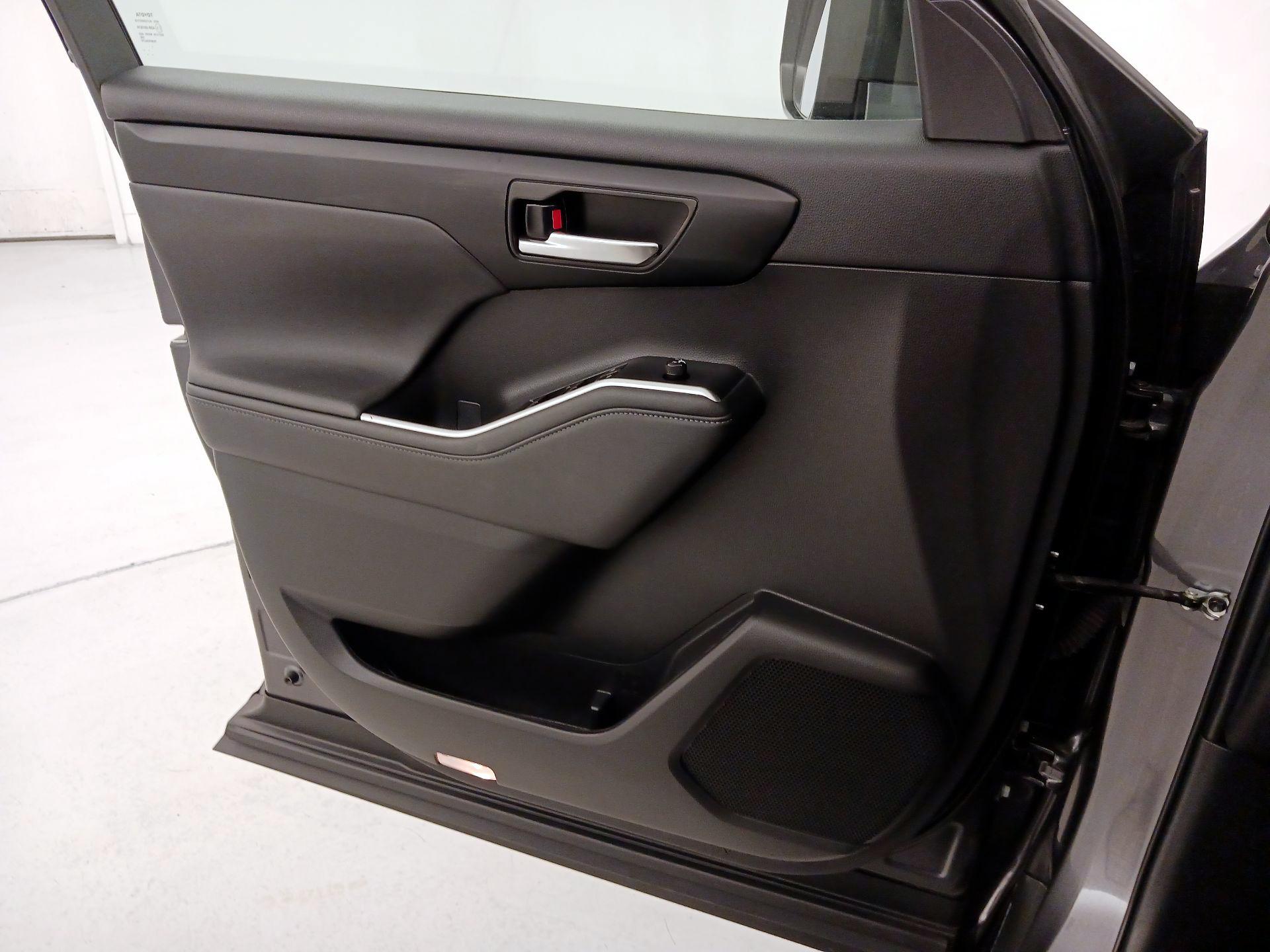 Thumbnail: 2023 Toyota Highlander - 12