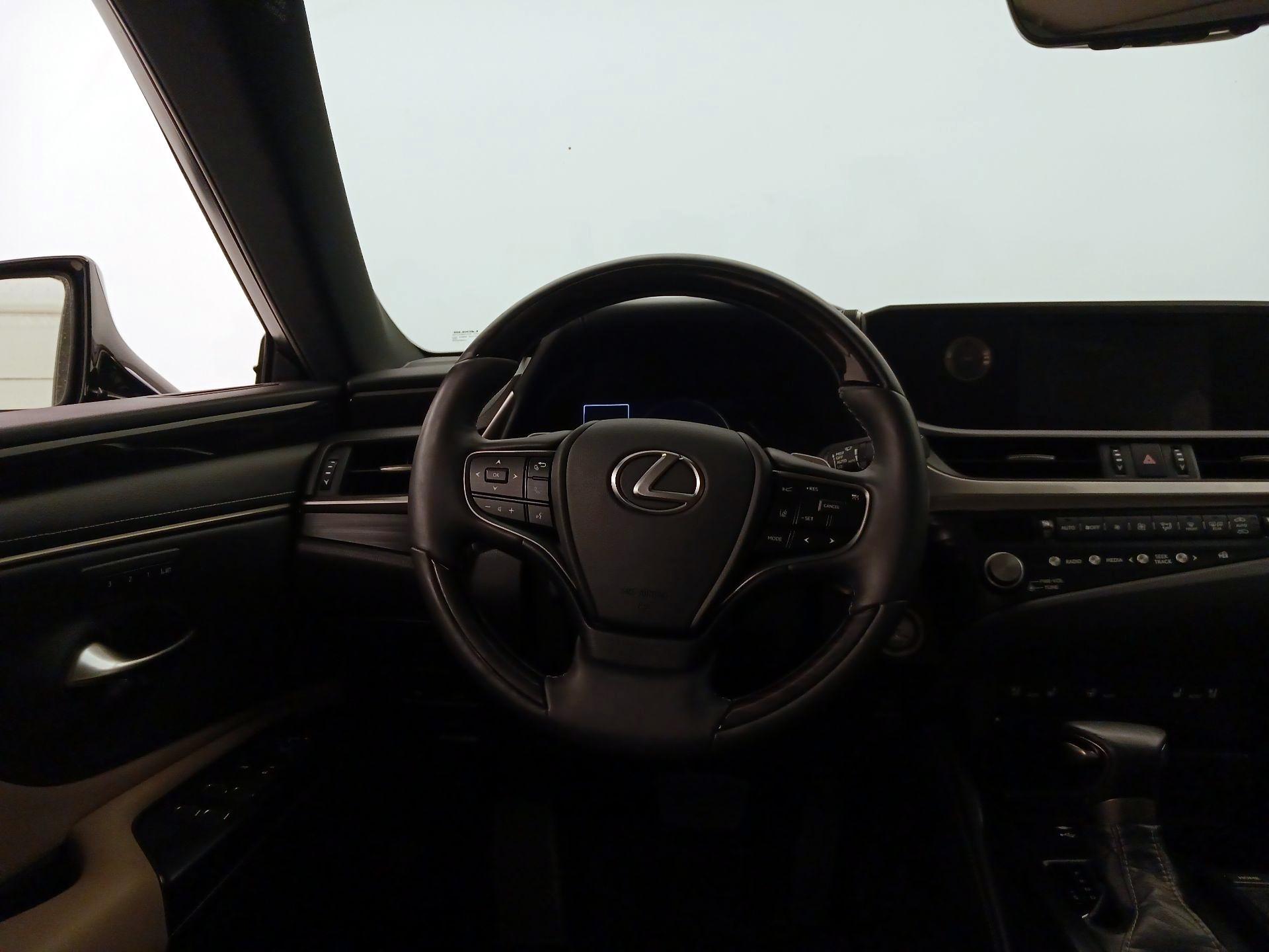 Thumbnail: 2021 Lexus ES - 10