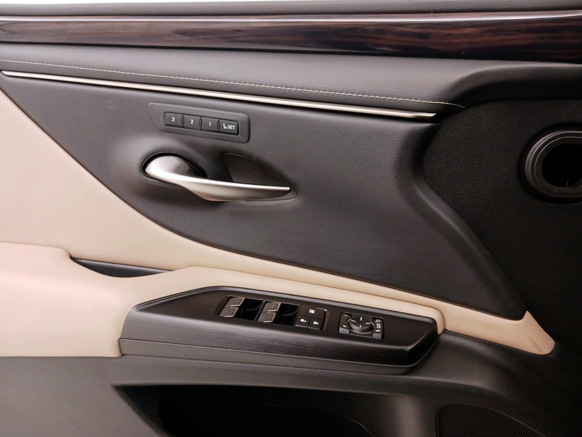 Thumbnail: 2021 Lexus ES - 12