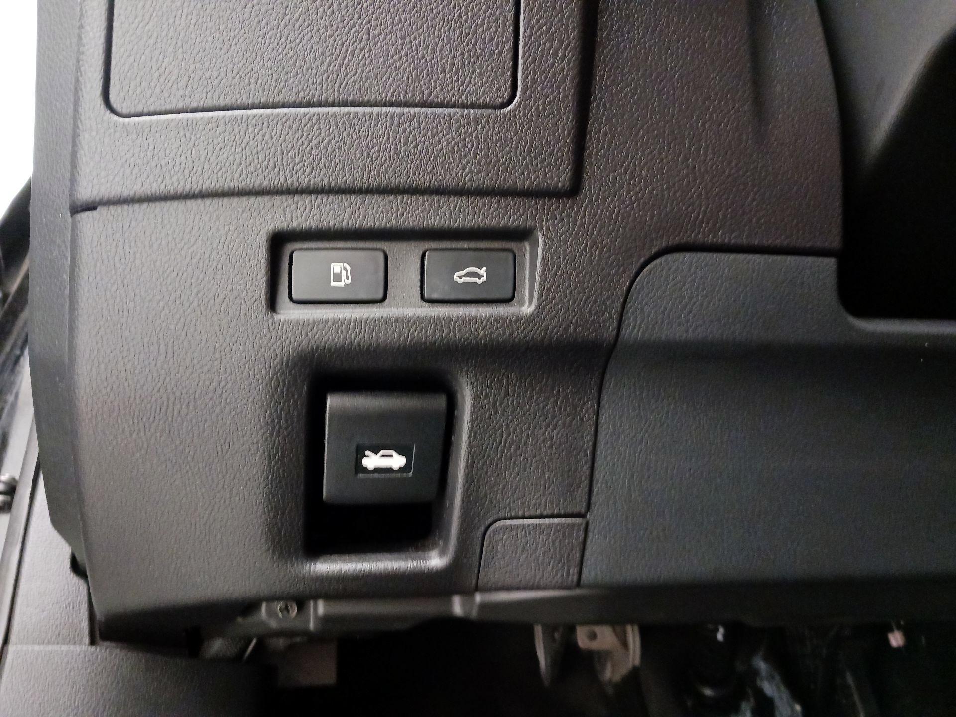 Thumbnail: 2021 Lexus ES - 13