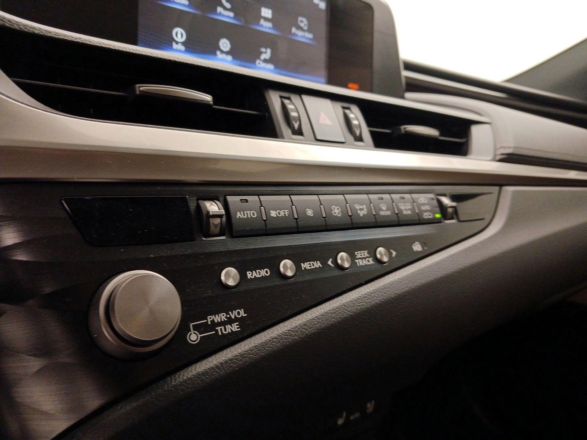 Thumbnail: 2021 Lexus ES - 16