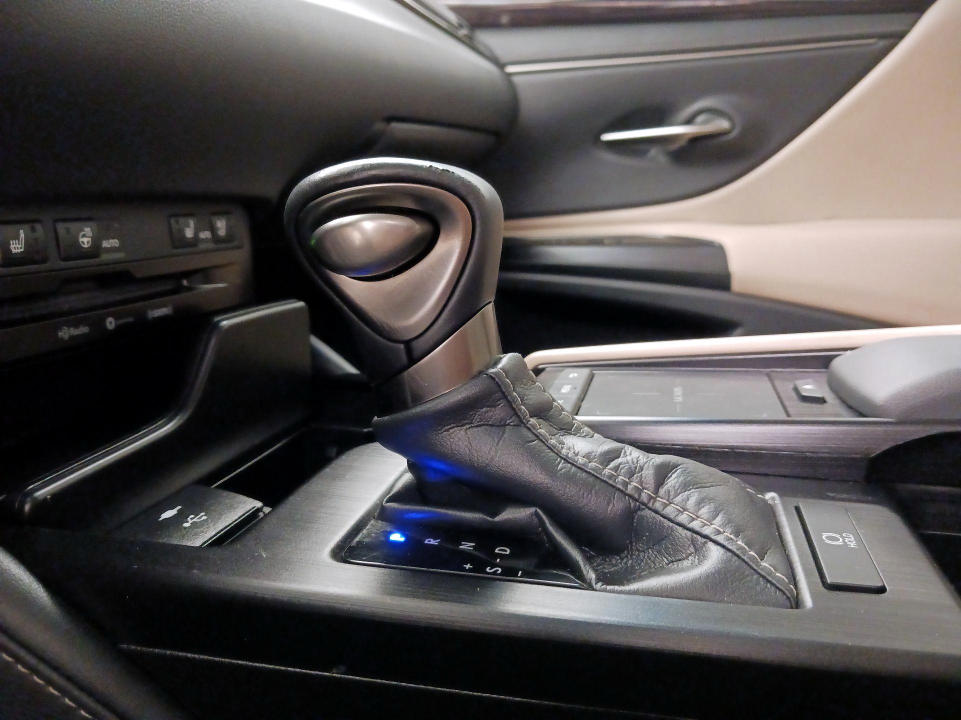 Thumbnail: 2021 Lexus ES - 17