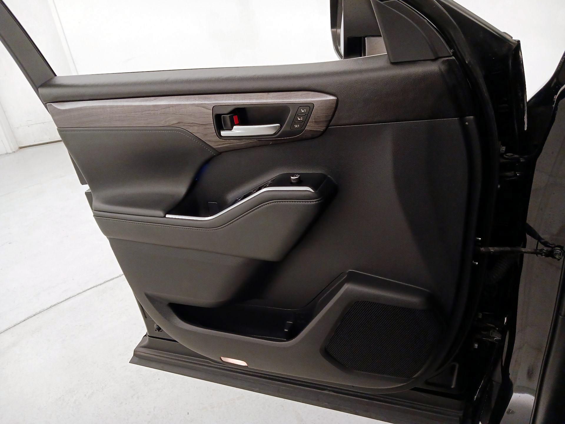 Thumbnail: 2021 Toyota Highlander - 12