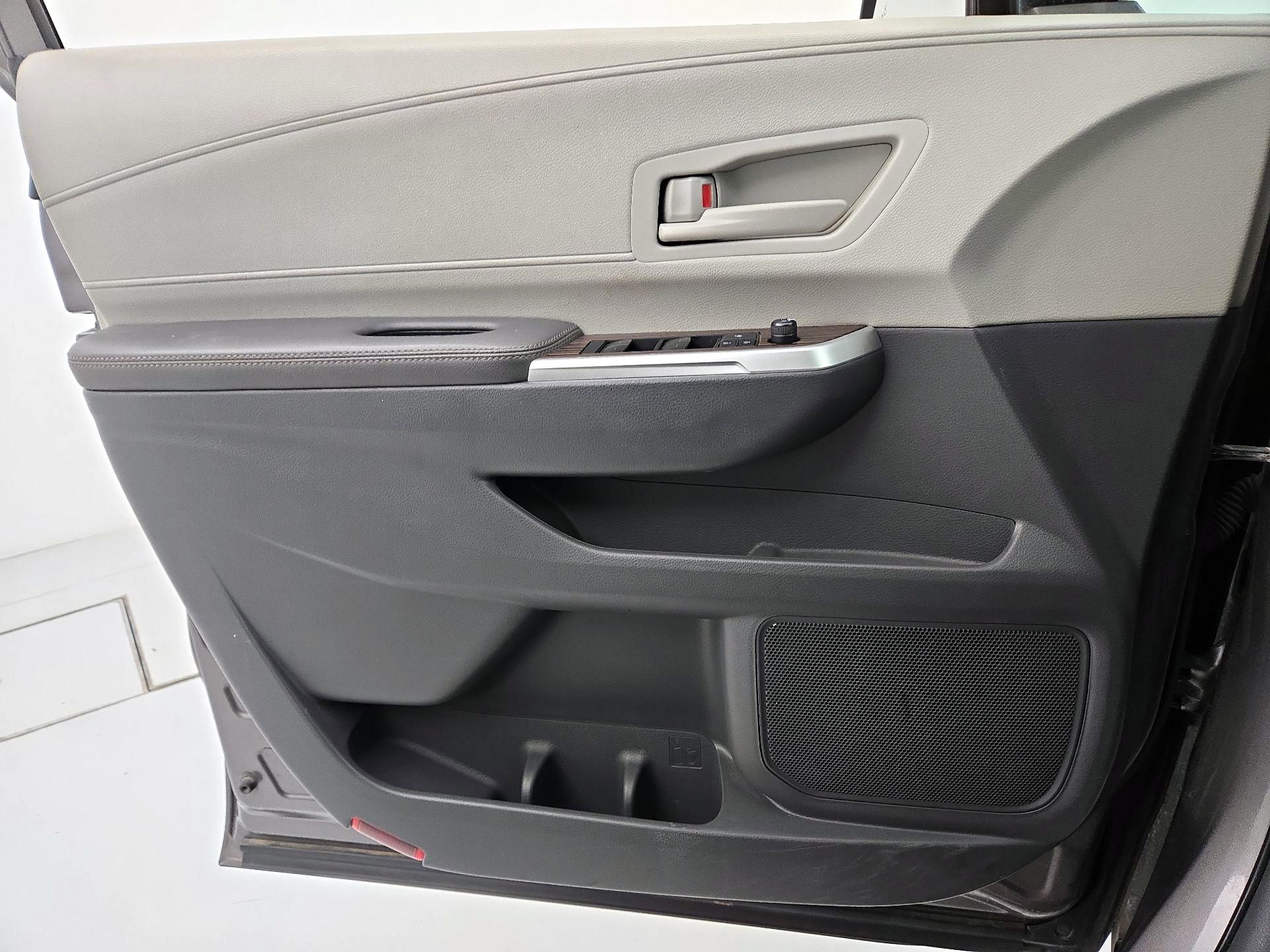 Thumbnail: 2023 Toyota Sienna - 12