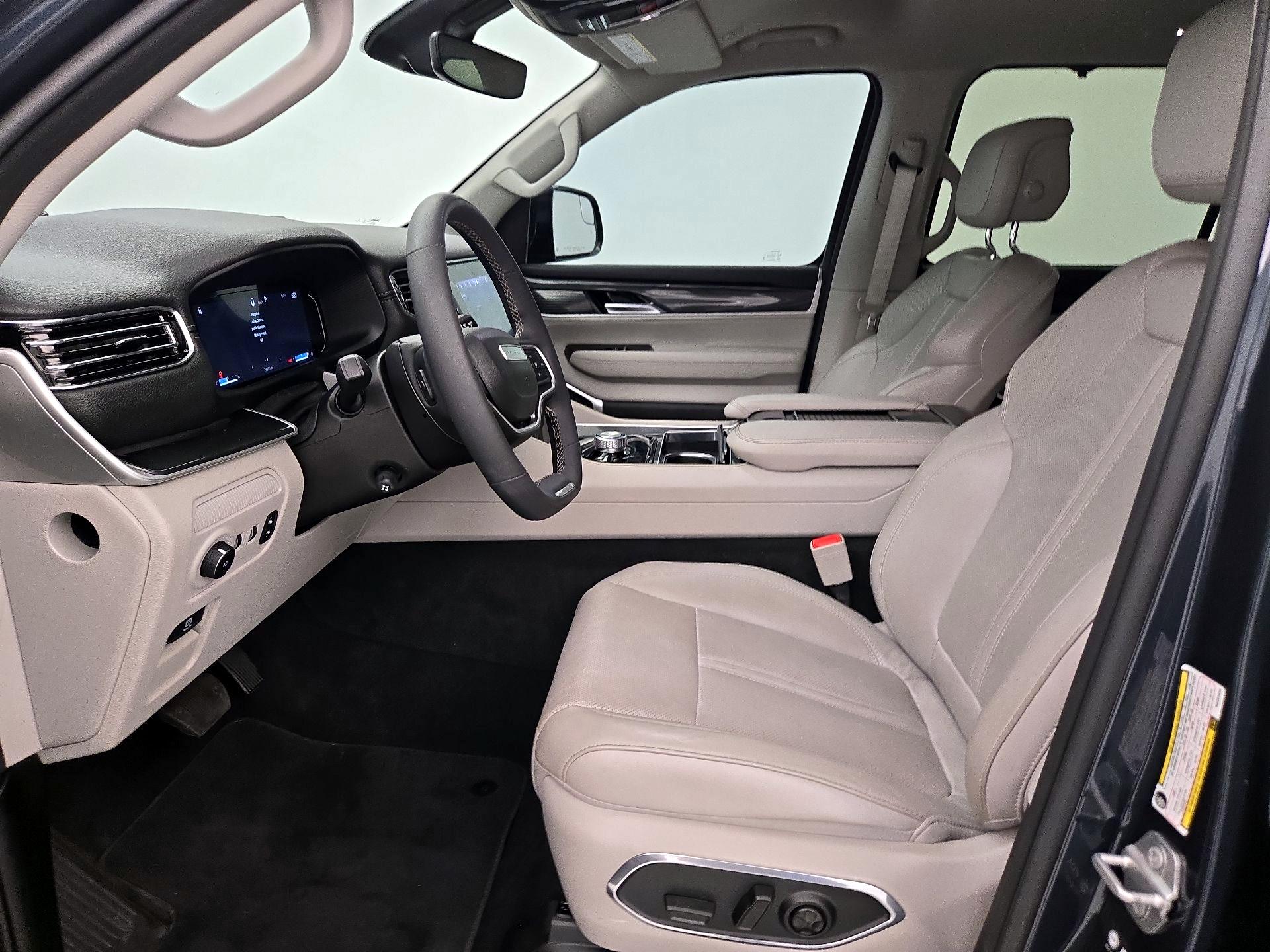 Thumbnail: 2022 Jeep Wagoneer - 11