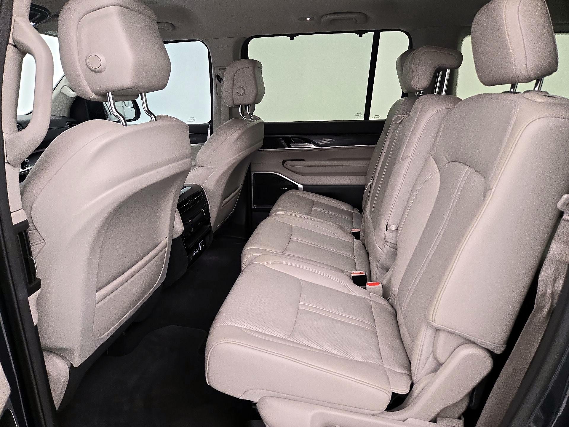 Thumbnail: 2022 Jeep Wagoneer - 20