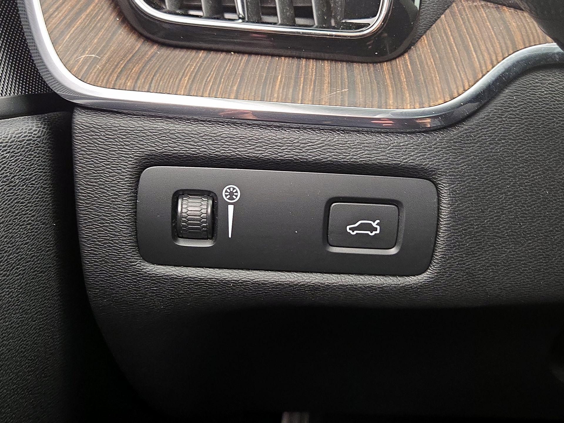 Thumbnail: 2022 Volvo XC60 - 13