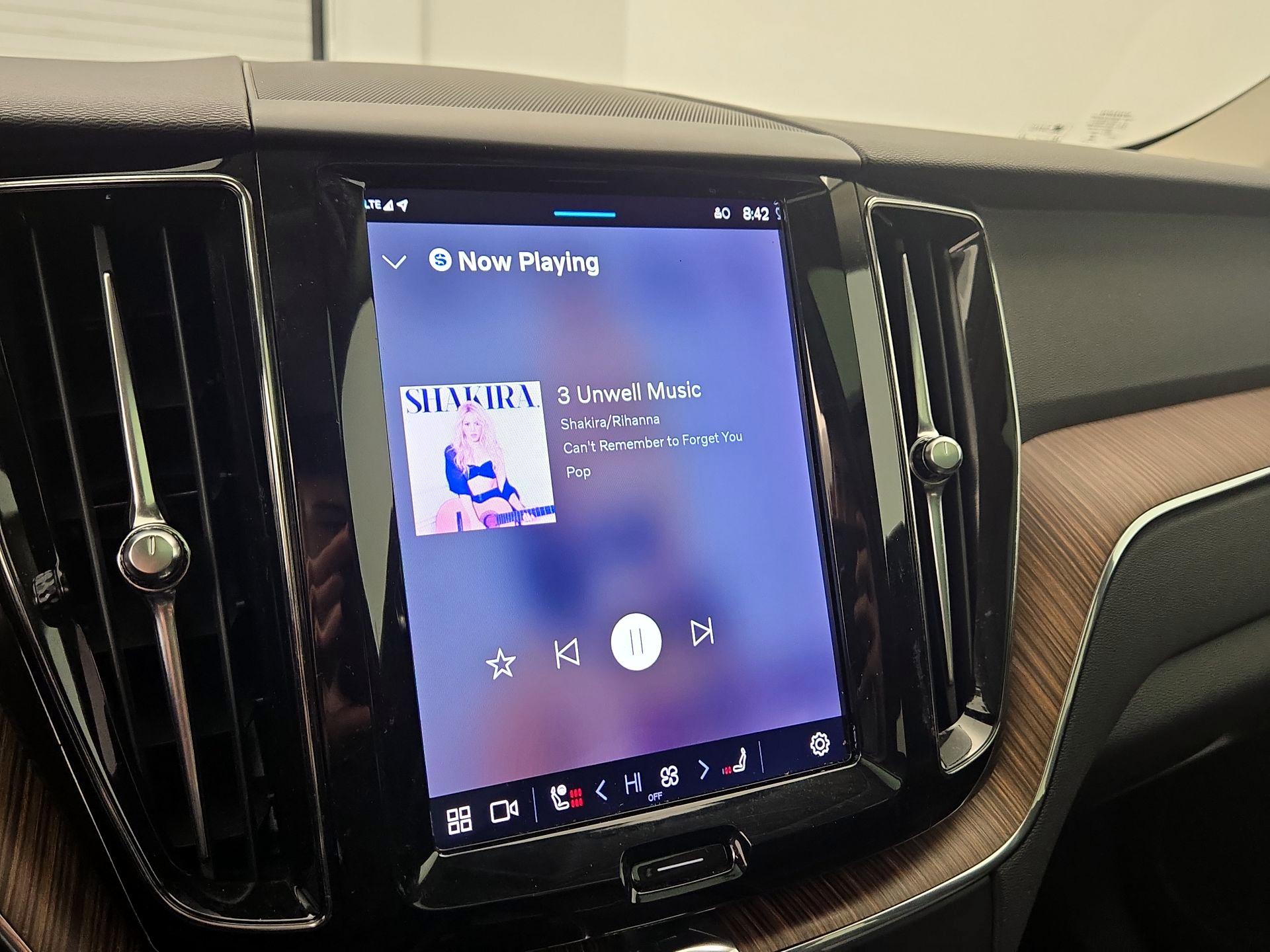 Thumbnail: 2022 Volvo XC60 - 15